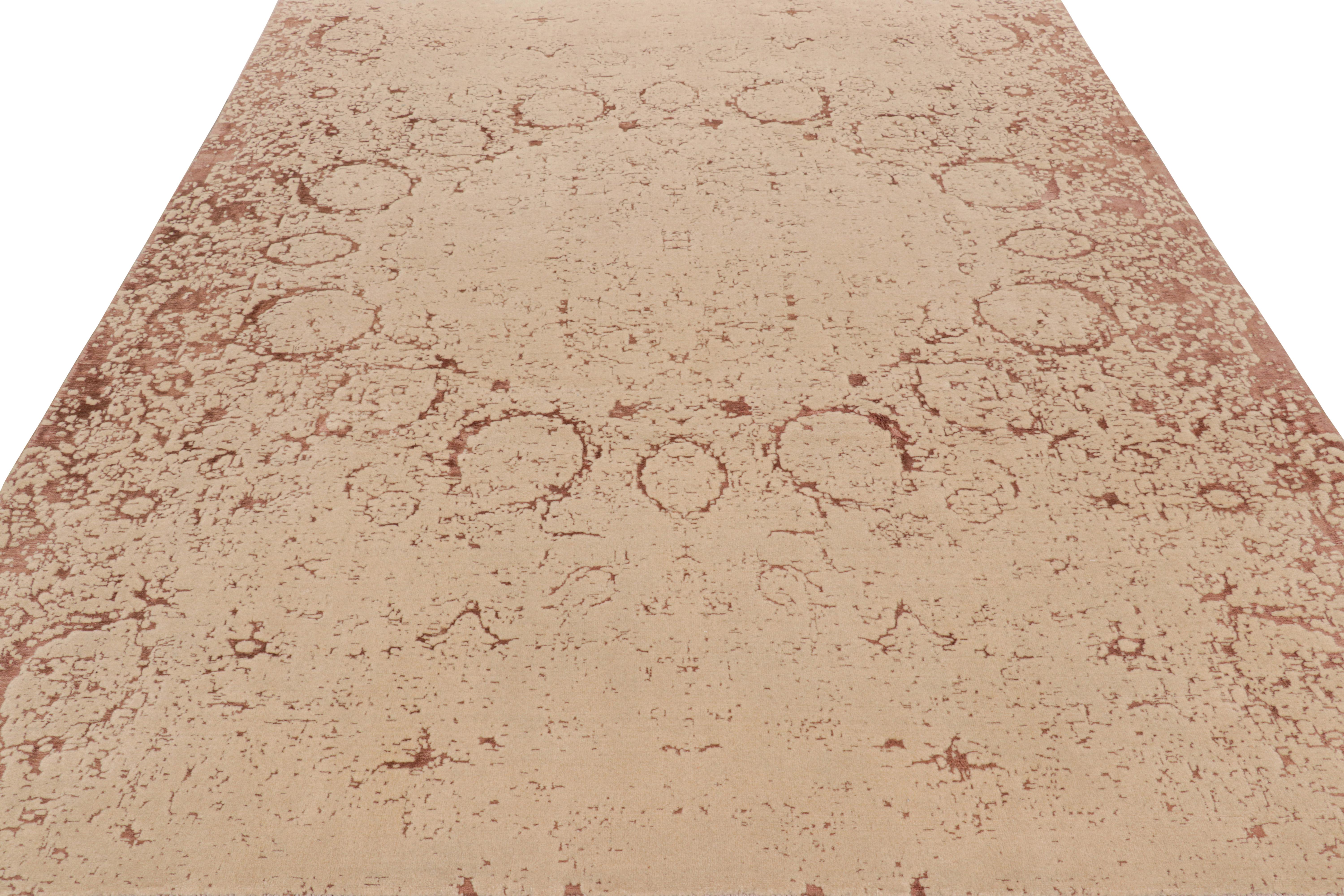 Rug & Kilim's Modern Classics Teppich in Beige-Braun mit abstraktem geometrischem Muster (Handgeknüpft) im Angebot