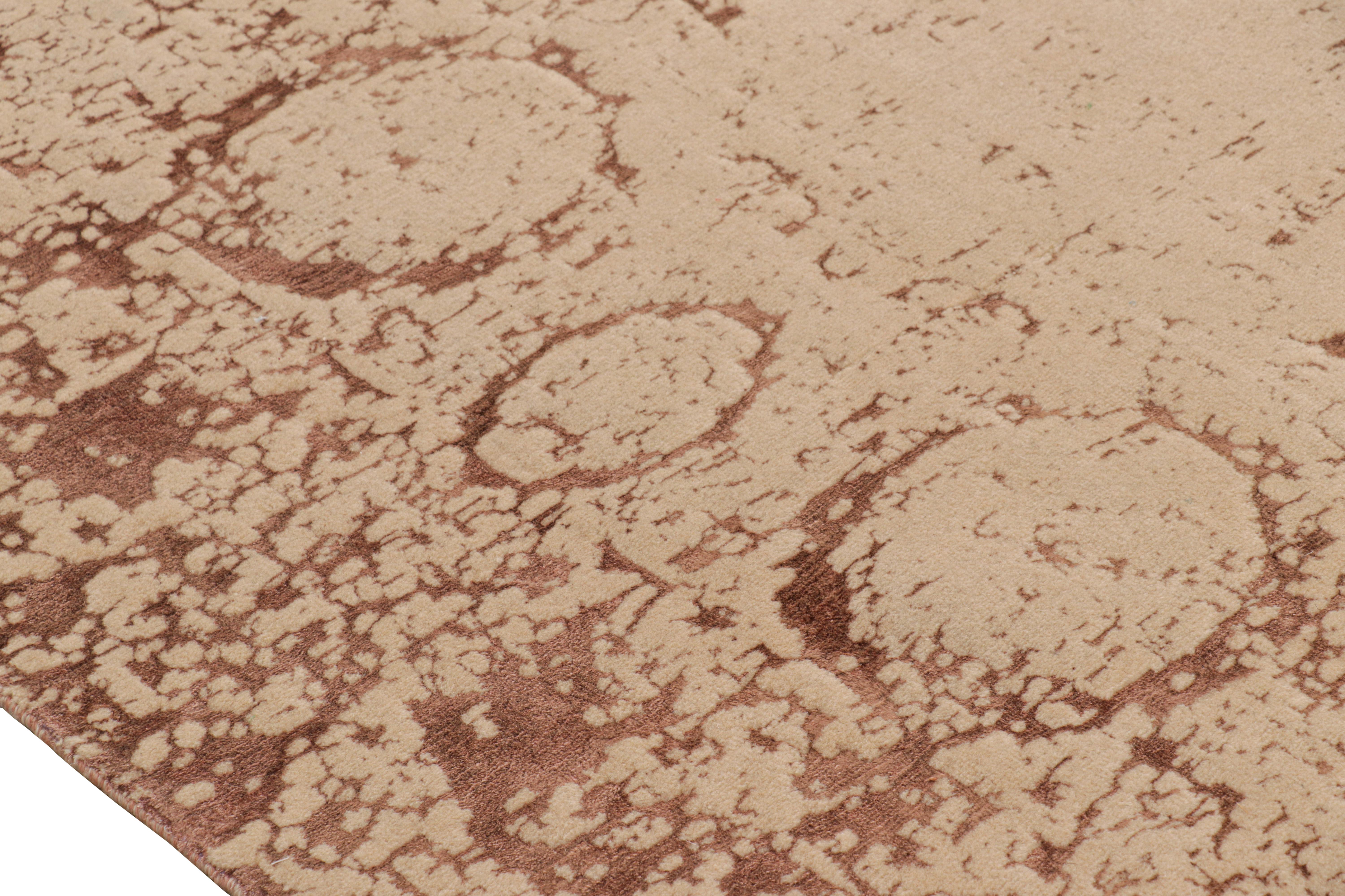 XXIe siècle et contemporain Rug & Kilim's Modern Classics Rug in Beige-Brown with Abstract Geometric Pattern (Tapis Modernes en beige et marron avec motif géométrique abstrait) en vente