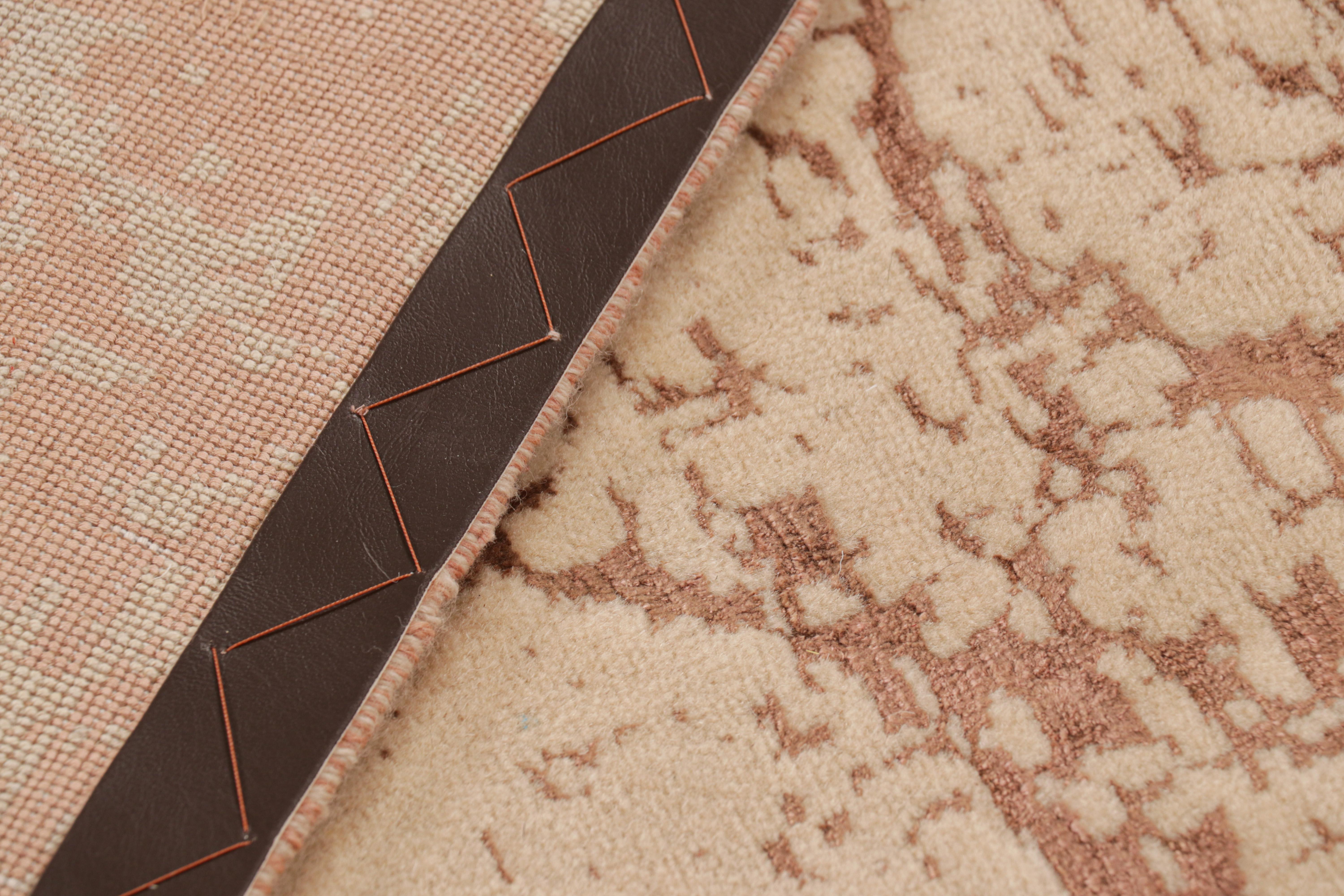 Laine Rug & Kilim's Modern Classics Rug in Beige-Brown with Abstract Geometric Pattern (Tapis Modernes en beige et marron avec motif géométrique abstrait) en vente