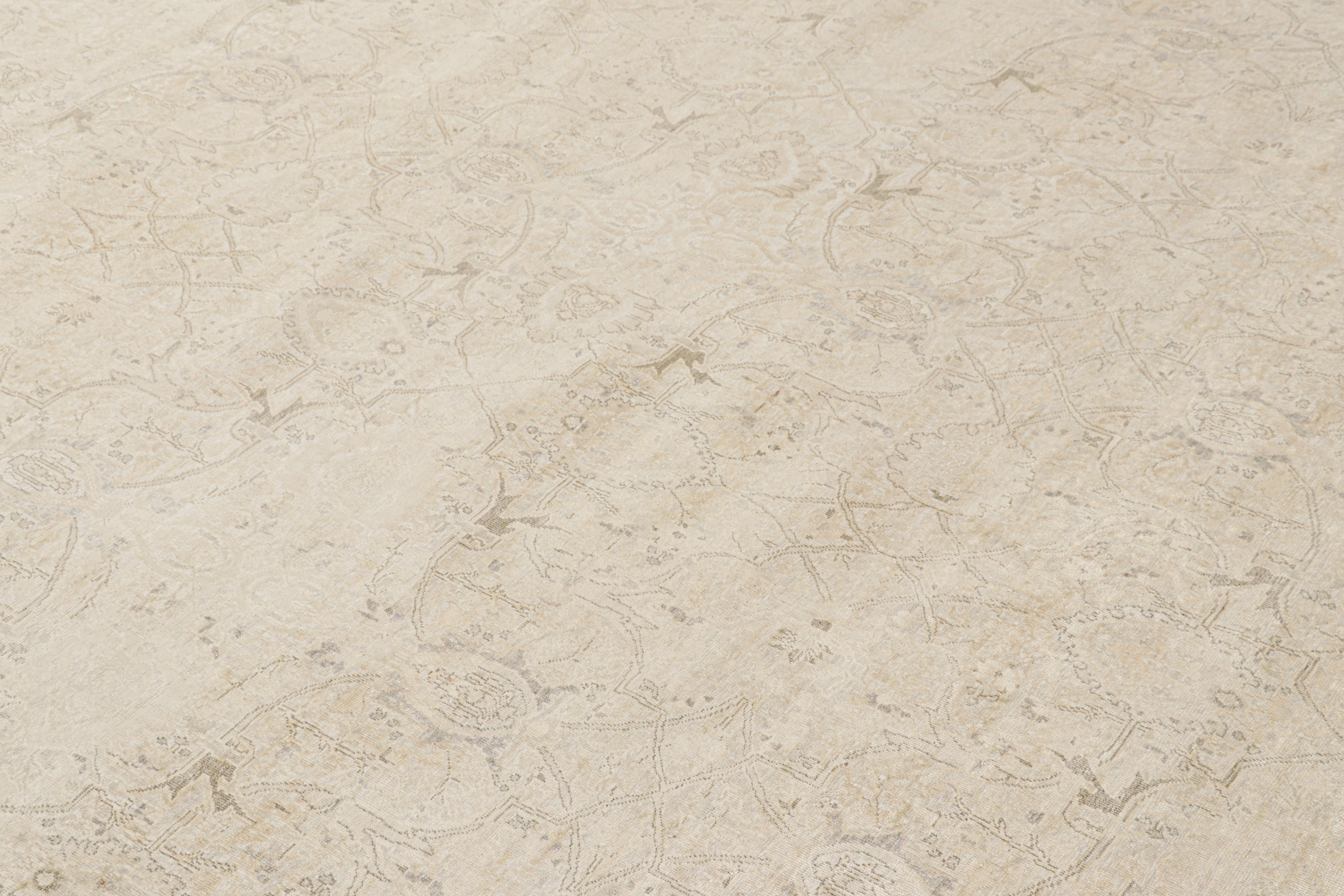 Dieser handgeknüpfte Seidenteppich aus der Türkei mit den Maßen 8x10 unterstreicht mit seinen beige-braunen Tönen ein fast abstraktes Design, das von den floralen und geometrischen Mustern antiker und Vintage-Teppiche und Kilims inspiriert ist. 