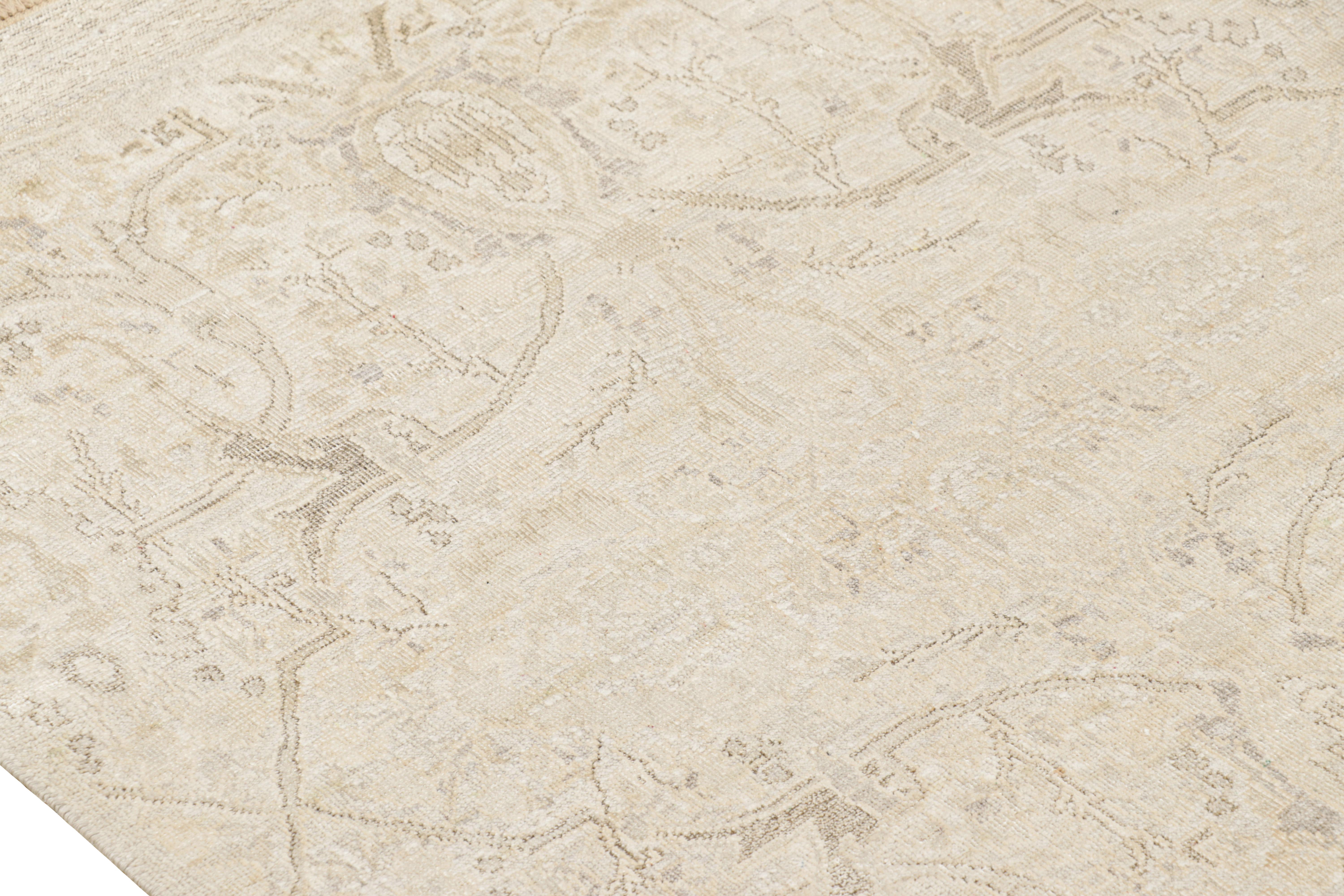 Rug & Kilim's Modern Classics Teppich in Beige-Braun mit geometrischem und floralem Muster im Zustand „Neu“ im Angebot in Long Island City, NY