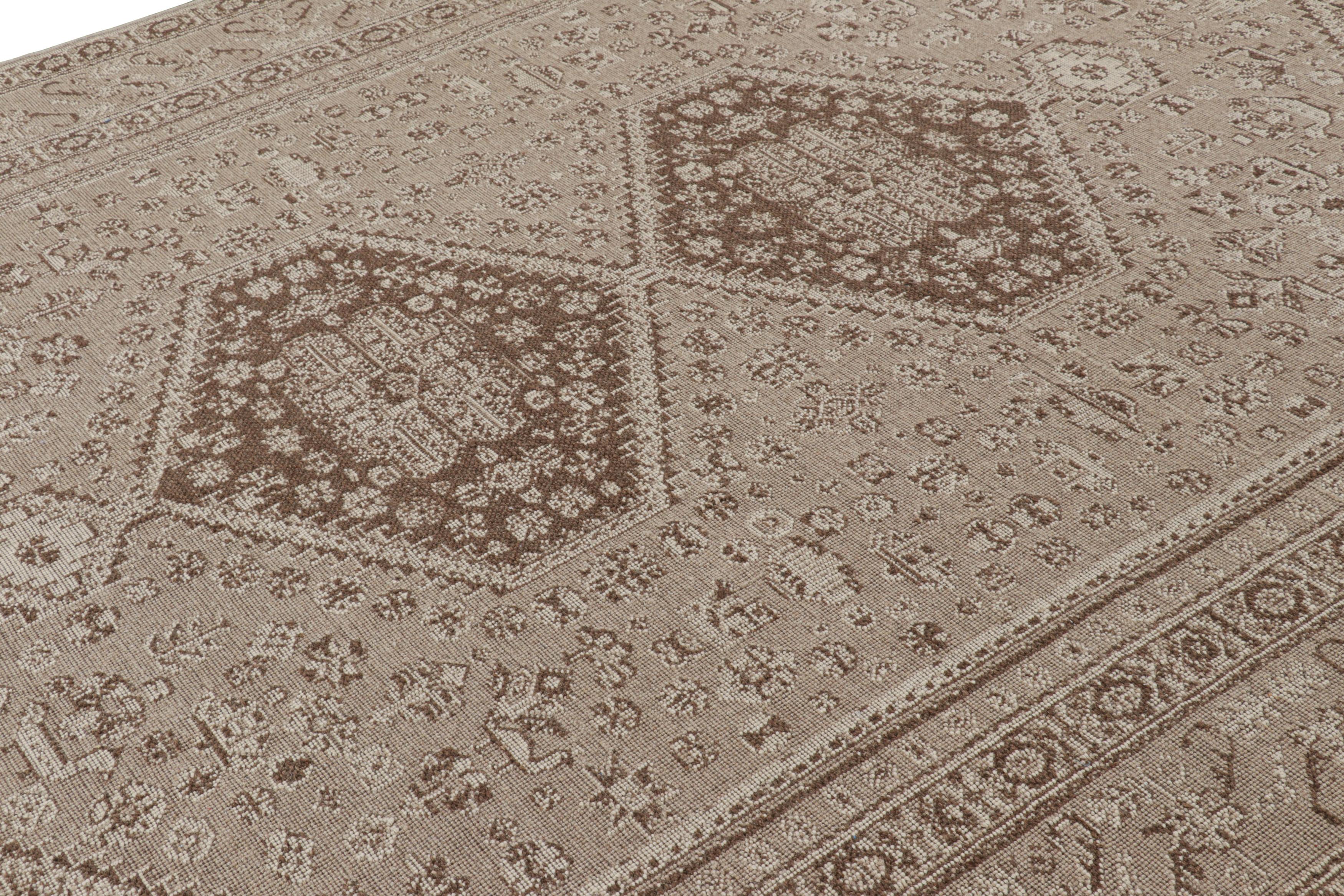 Annodato a mano in lana, questo tappeto classico moderno 13x9 proveniente dalla Turchia presenta tonalità beige-marrone e taupe che sottolineano un design quasi astratto, ispirato ai medaglioni del vecchio mondo, ai motivi tribali geometrici e ai