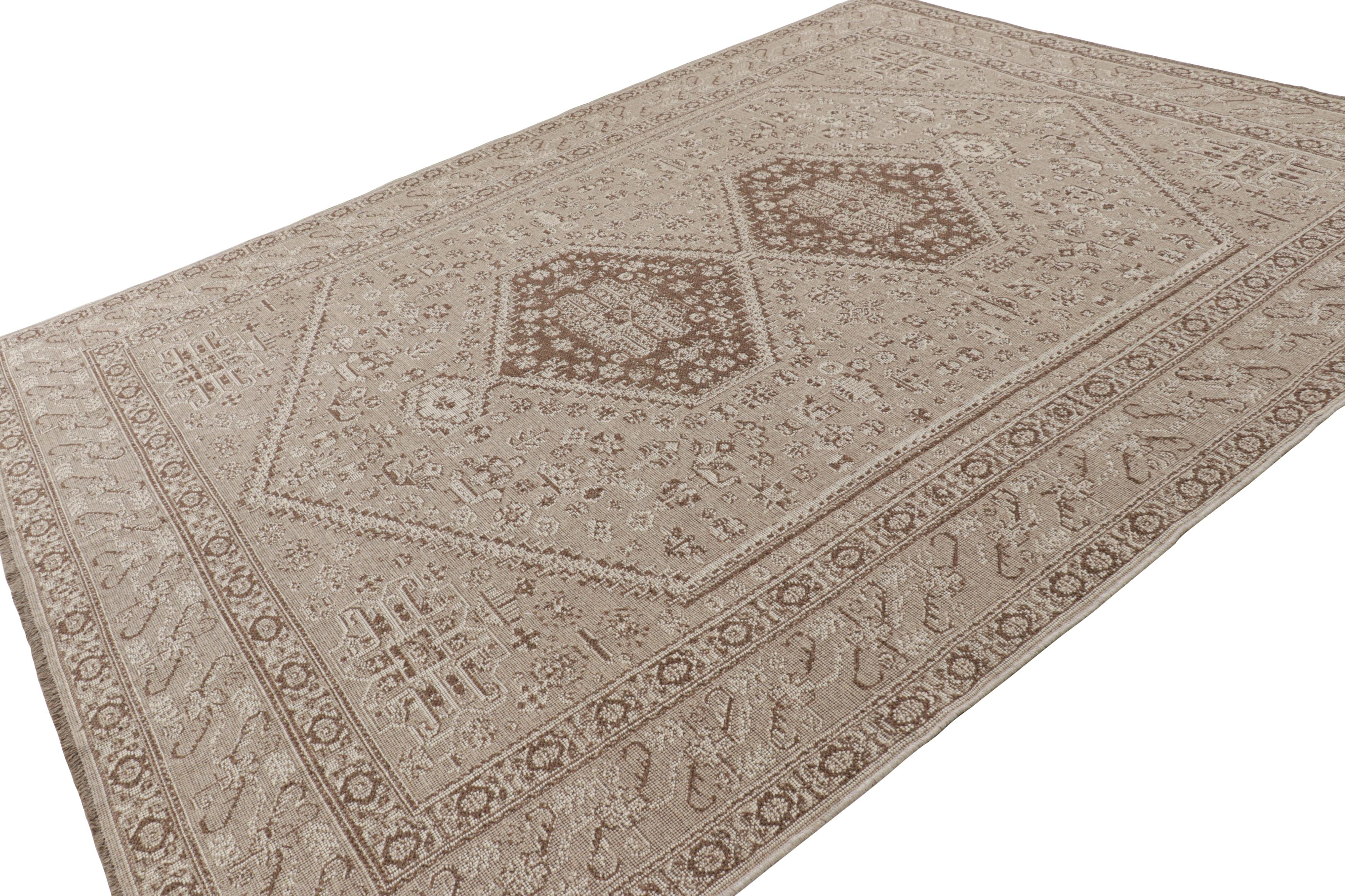 Turco Tappeto Modern Classics di Rug & Kilim in beige-marrone con medaglioni e fiori in vendita
