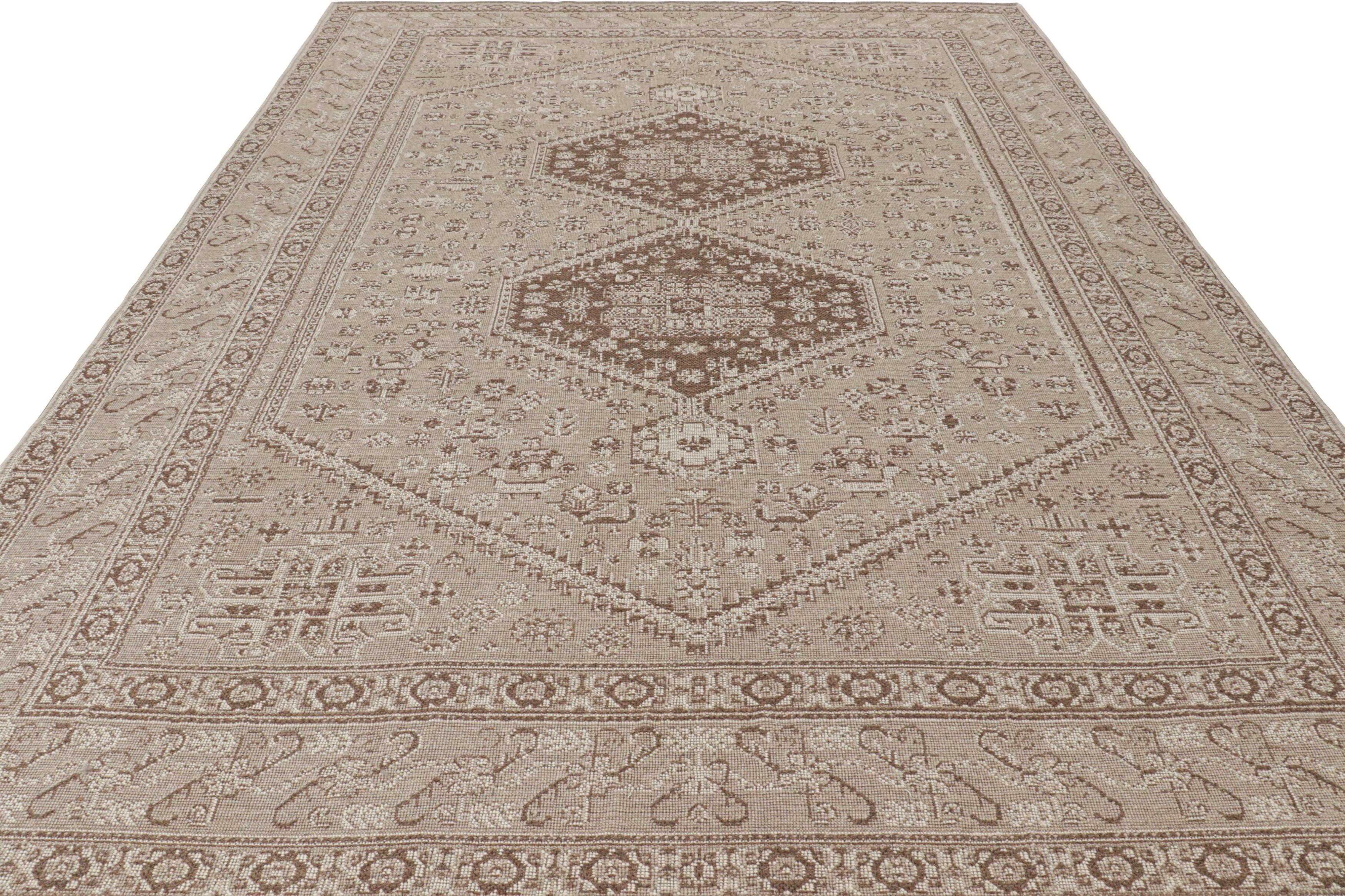 Annodato a mano Tappeto Modern Classics di Rug & Kilim in beige-marrone con medaglioni e fiori in vendita