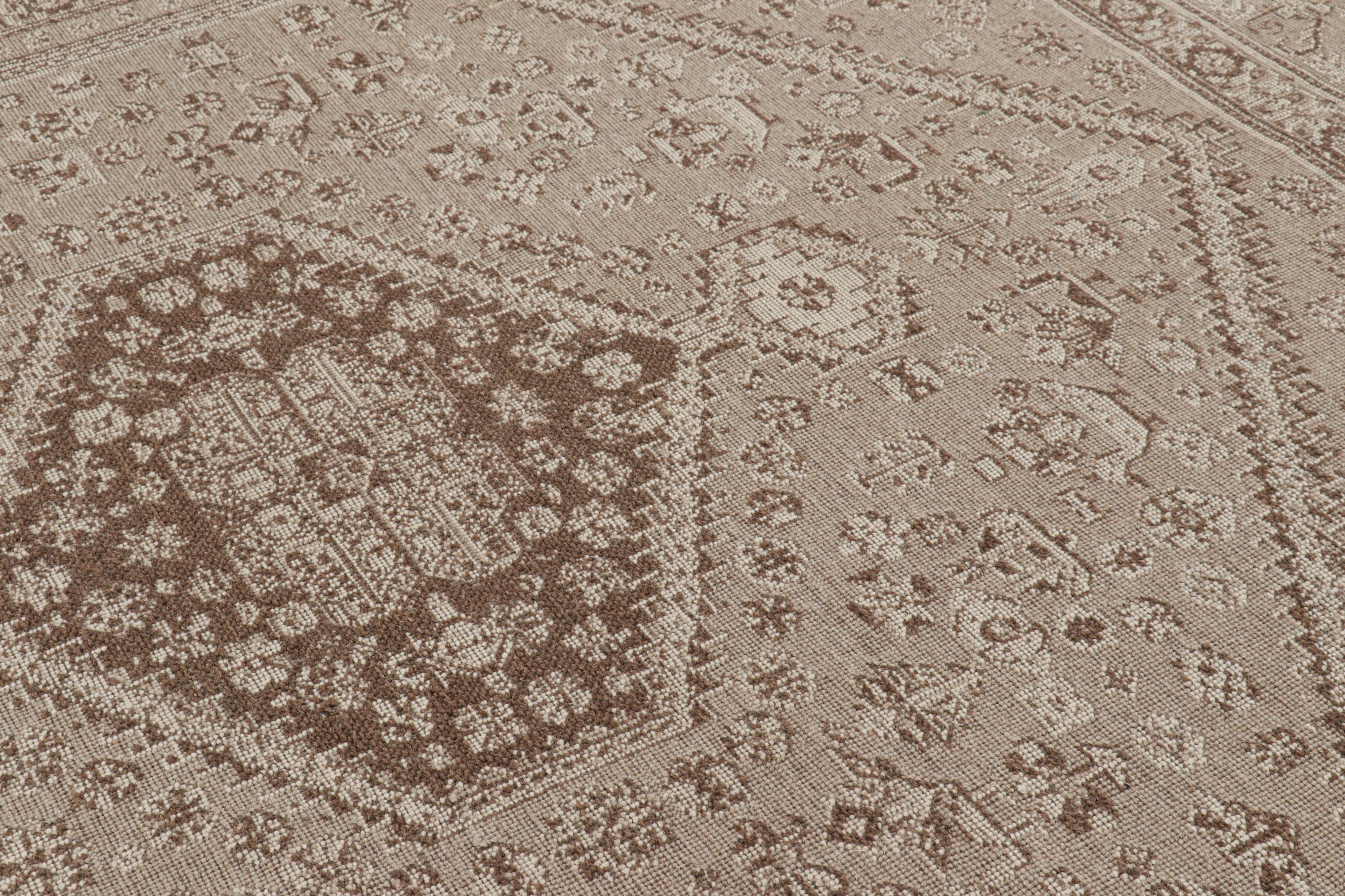 Tappeto Modern Classics di Rug & Kilim in beige-marrone con medaglioni e fiori In condizioni Nuovo in vendita a Long Island City, NY