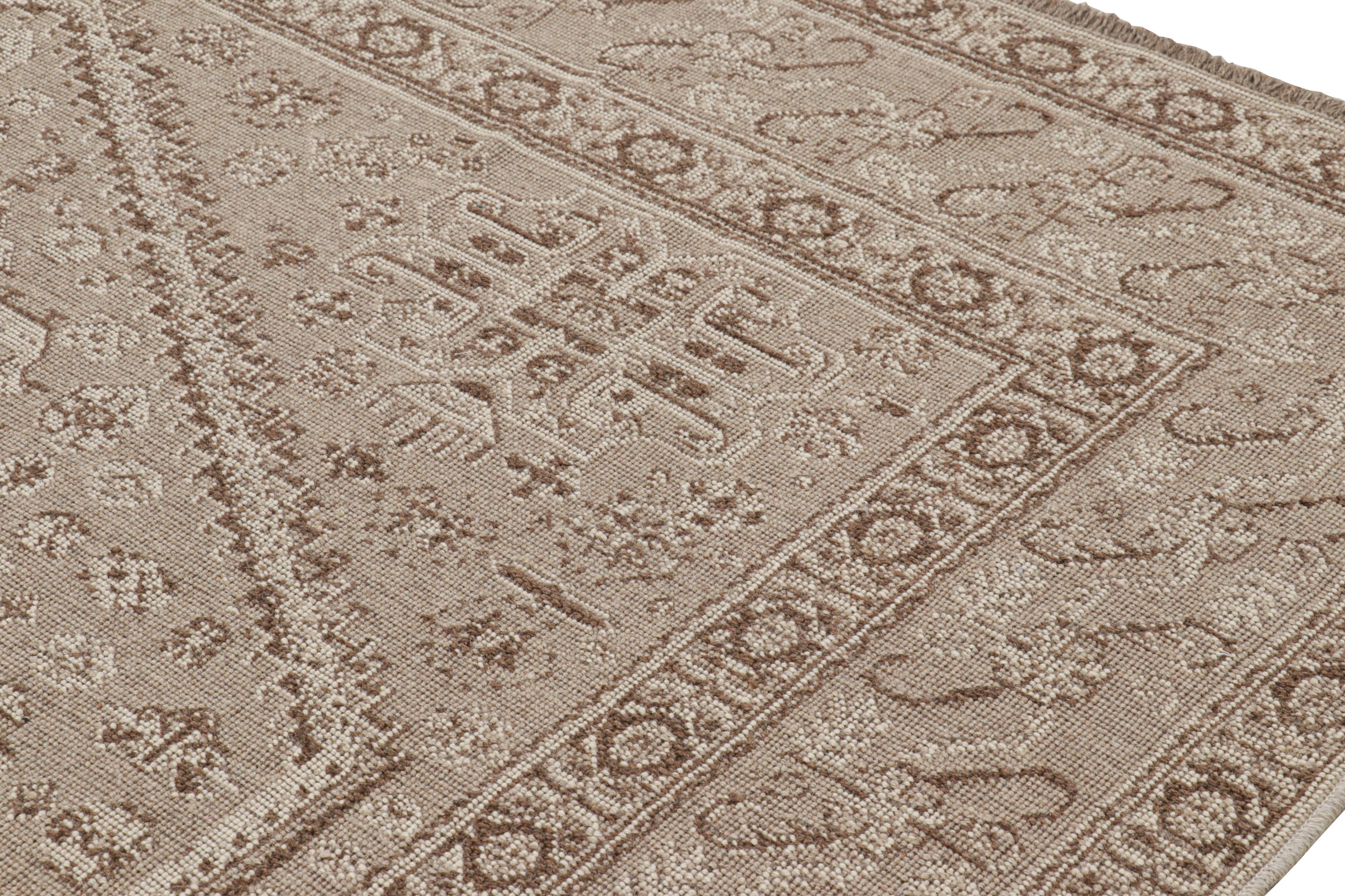 XXI secolo e contemporaneo Tappeto Modern Classics di Rug & Kilim in beige-marrone con medaglioni e fiori in vendita