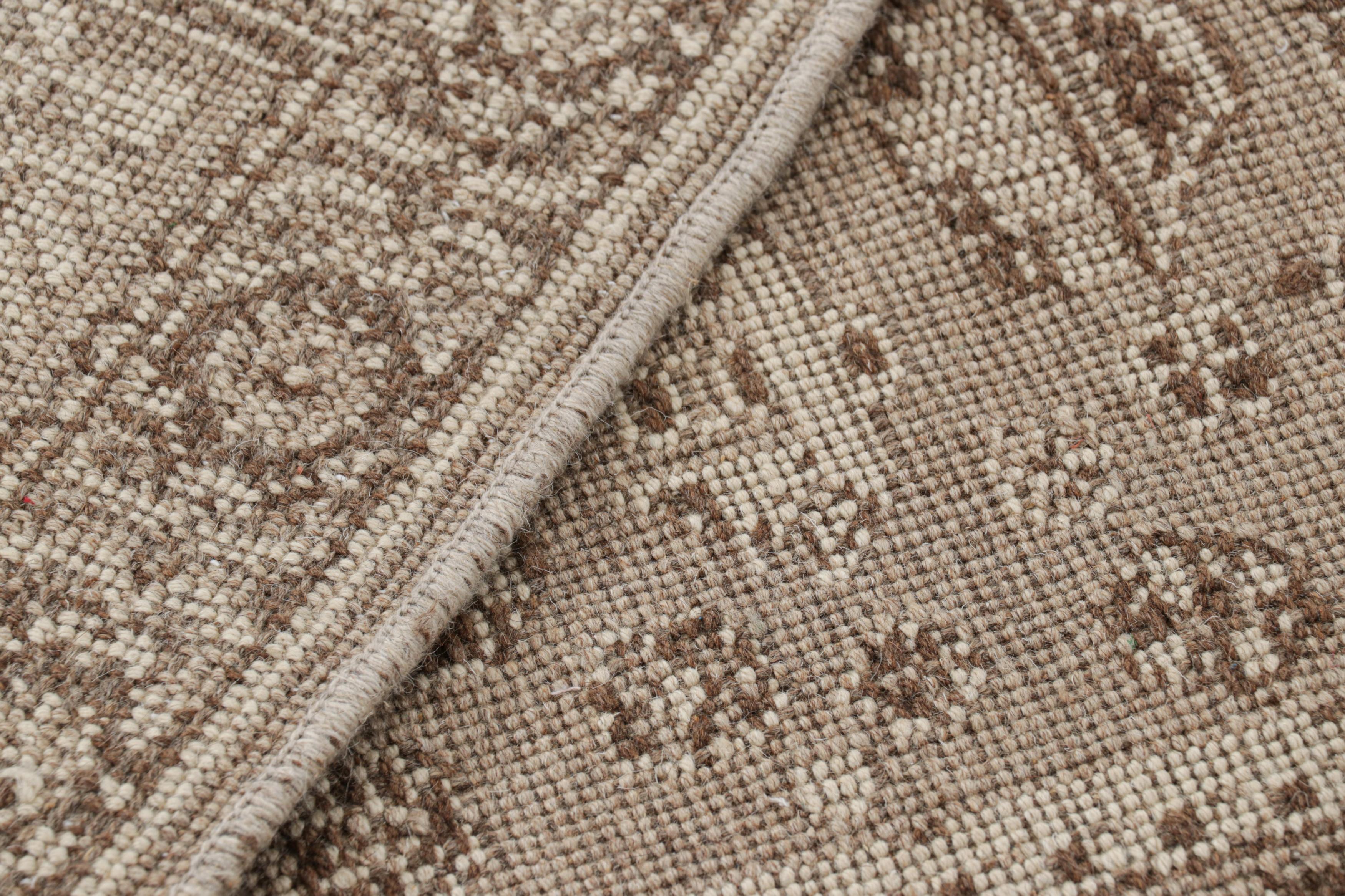 Lana Tappeto Modern Classics di Rug & Kilim in beige-marrone con medaglioni e fiori in vendita