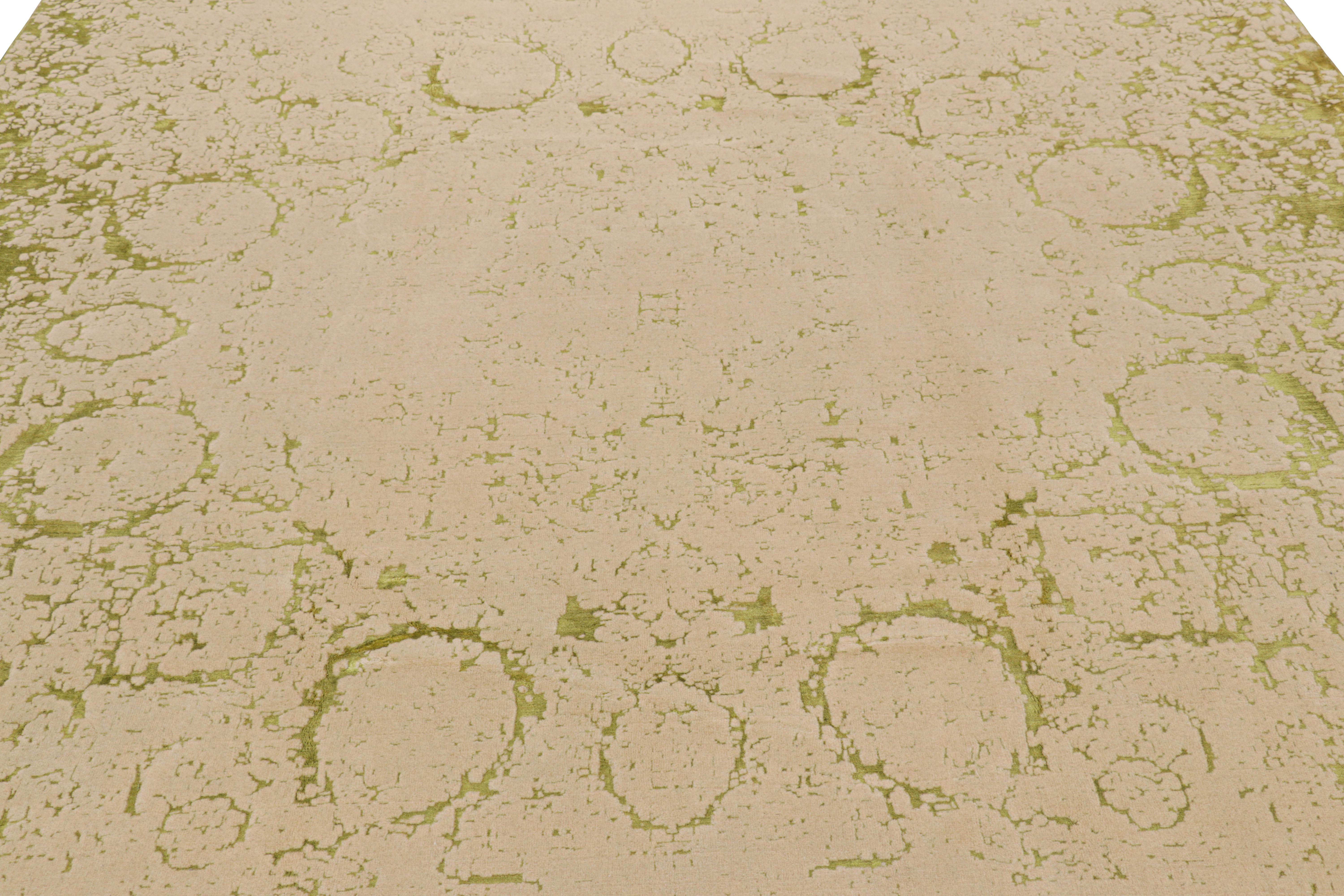 Dieser handgeknüpfte Wollteppich im Format 11x8 aus der Türkei zeichnet sich durch Beige- und Grüntöne aus, die ein fast abstraktes Design unterstreichen, das von den geometrischen Mustern antiker und Vintage-Teppiche und Kilims inspiriert ist. 