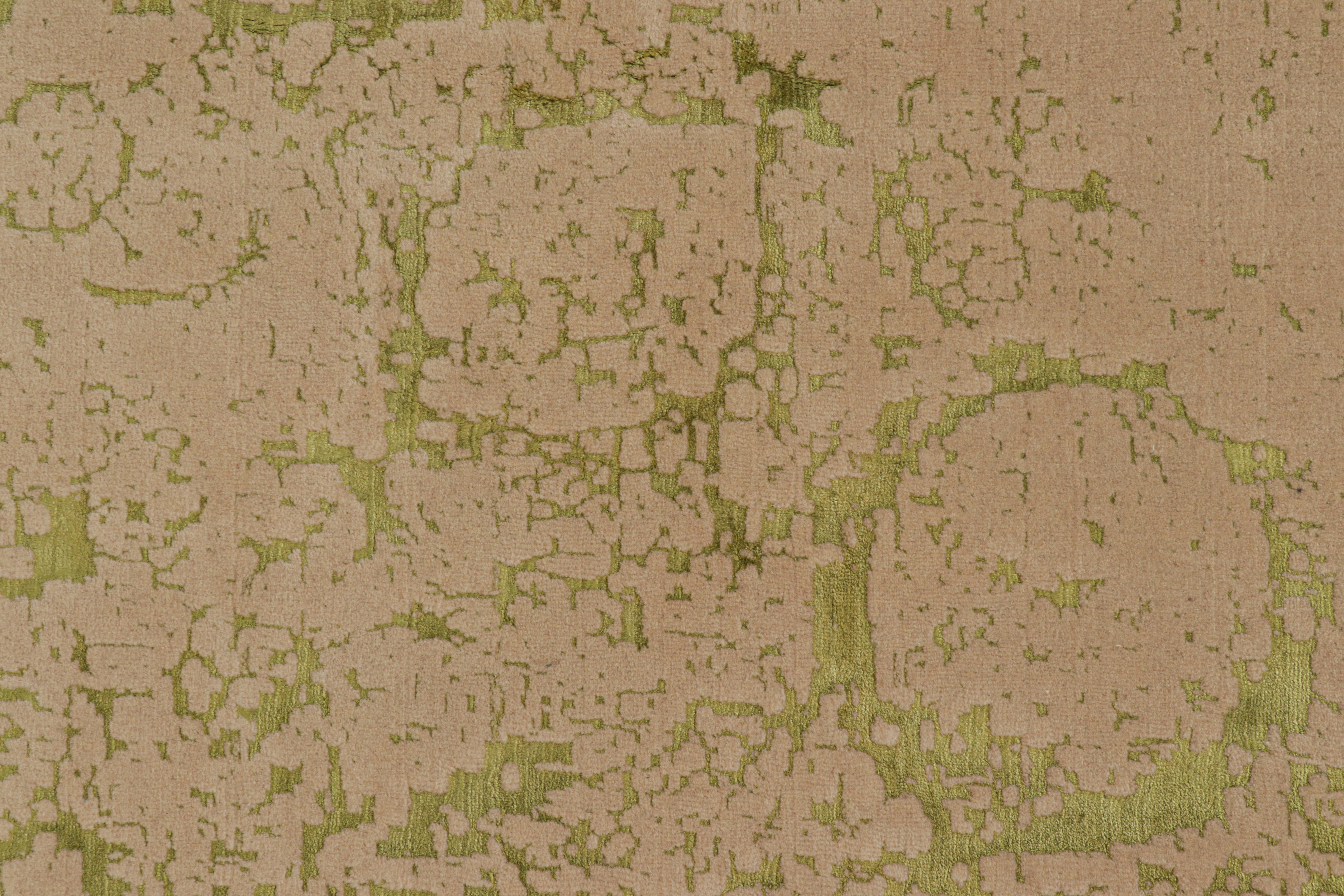 Moderno Tappeto Modern Classics di Rug & Kilim in beige e verde con motivi astratti in vendita