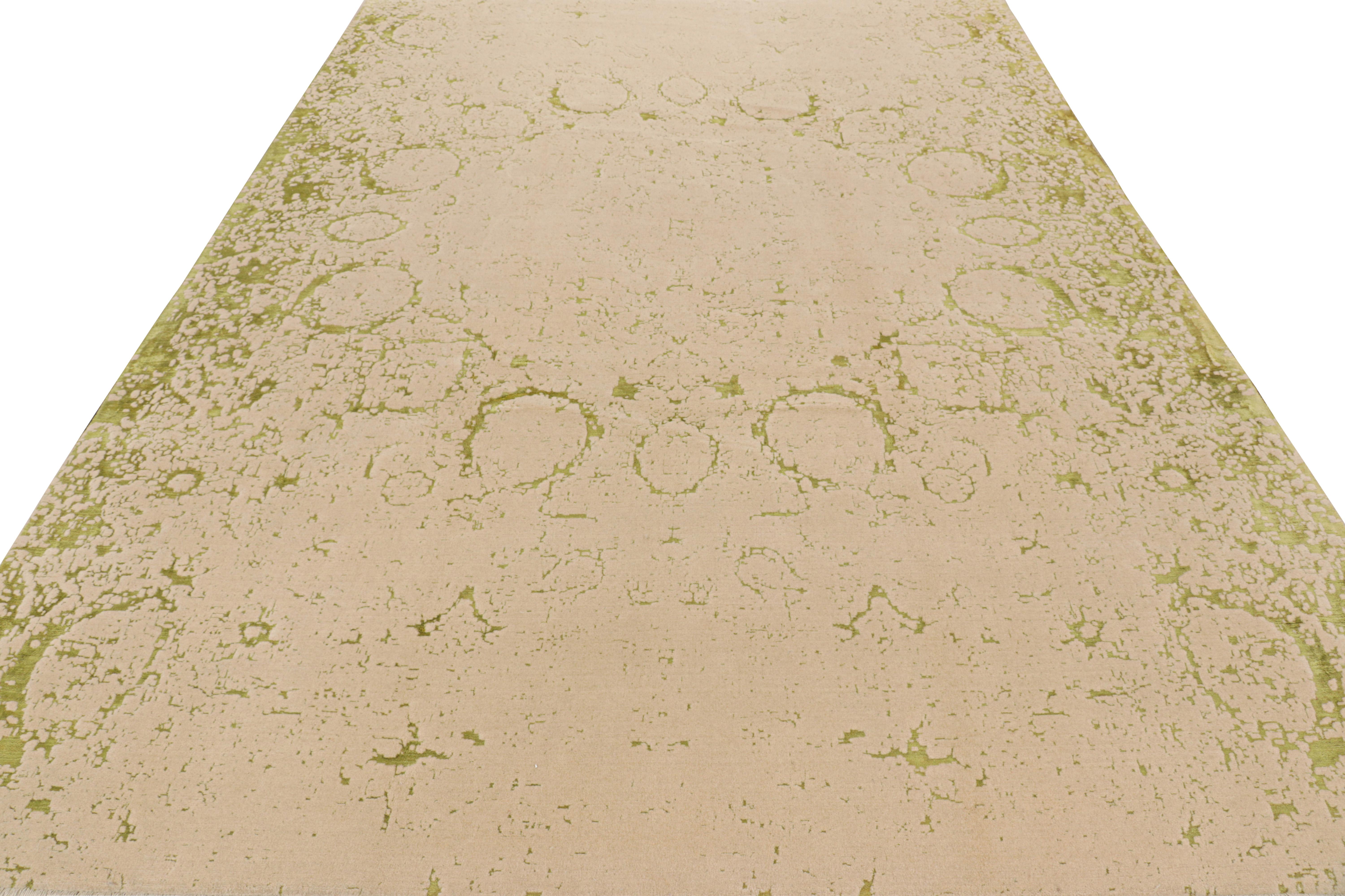 Annodato a mano Tappeto Modern Classics di Rug & Kilim in beige e verde con motivi astratti in vendita