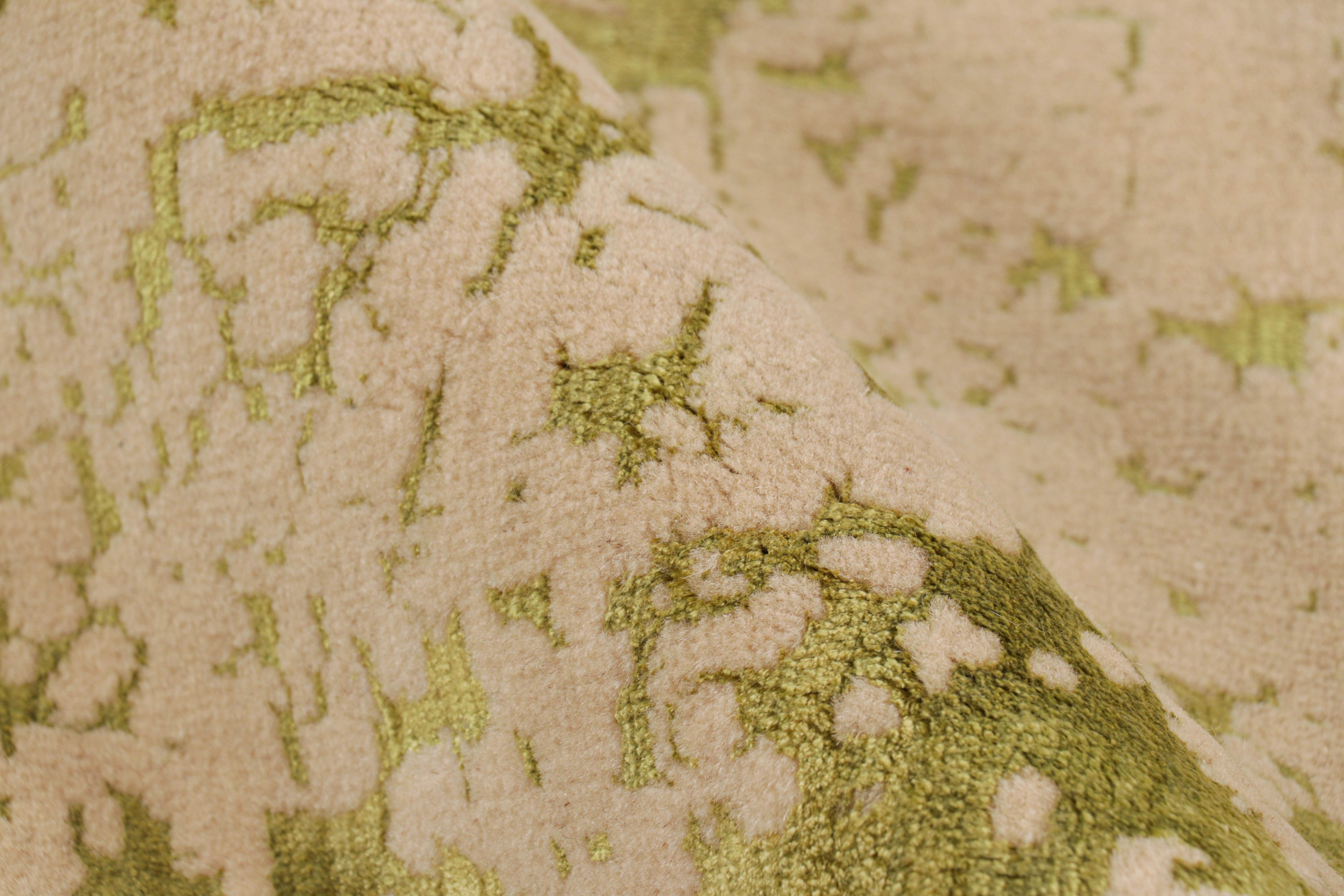 XXI secolo e contemporaneo Tappeto Modern Classics di Rug & Kilim in beige e verde con motivi astratti in vendita