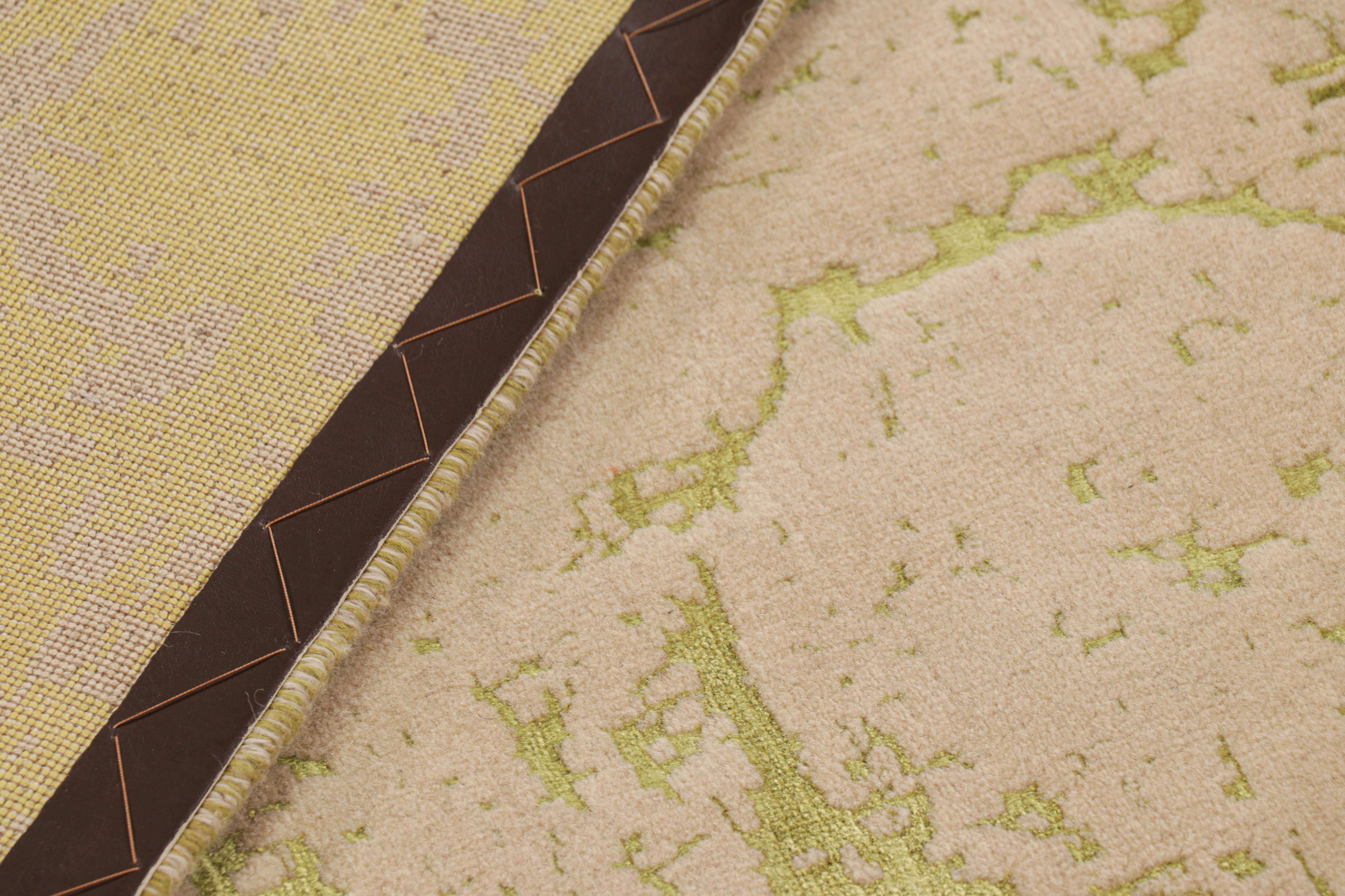 Rug & Kilim's Modern Classics Teppich in Beige und Grün mit abstrakten Mustern (Wolle) im Angebot