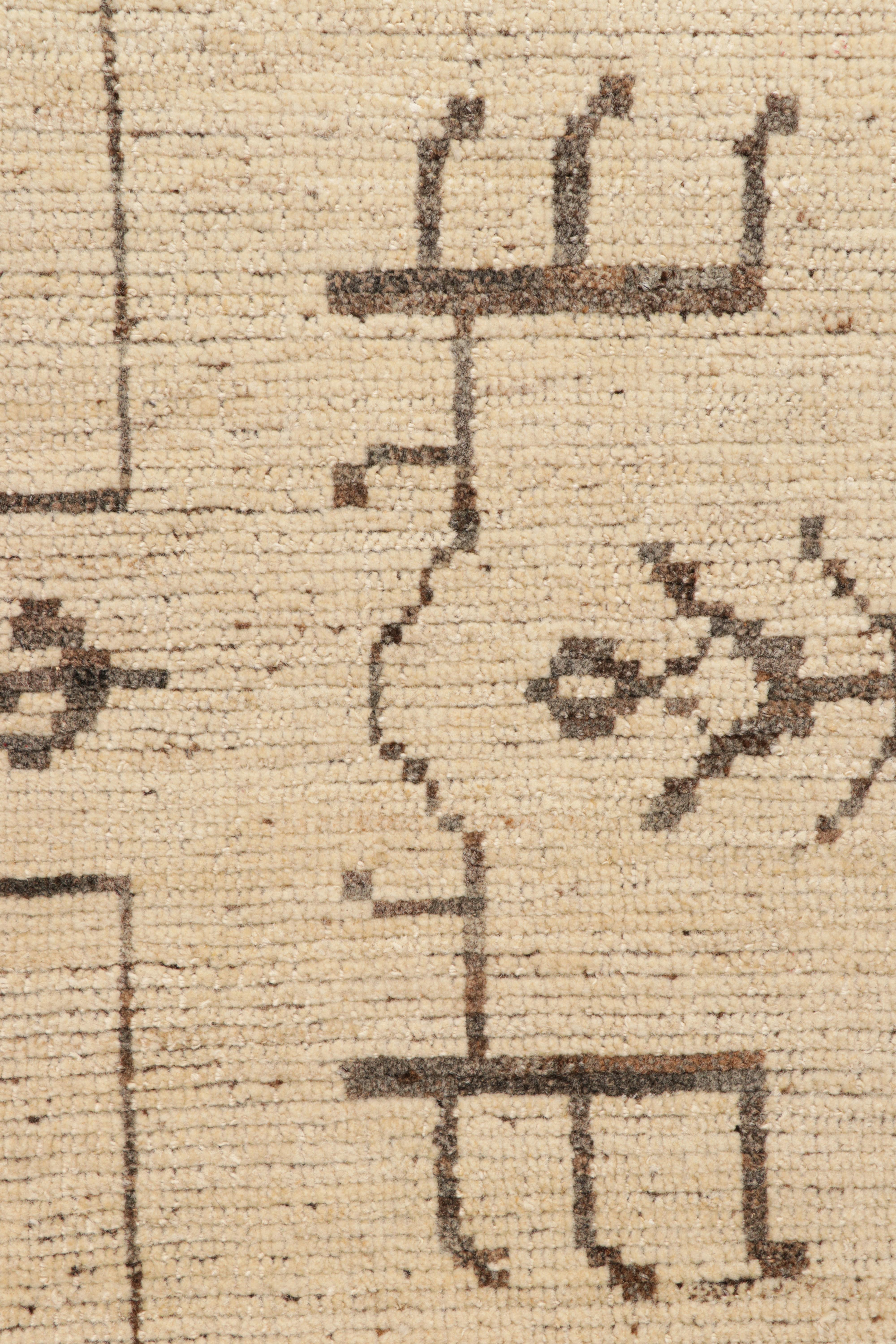 Rug & Kilim's Modern Classics Teppich in Beige mit braunen, geometrischen Mustern (Moderne) im Angebot