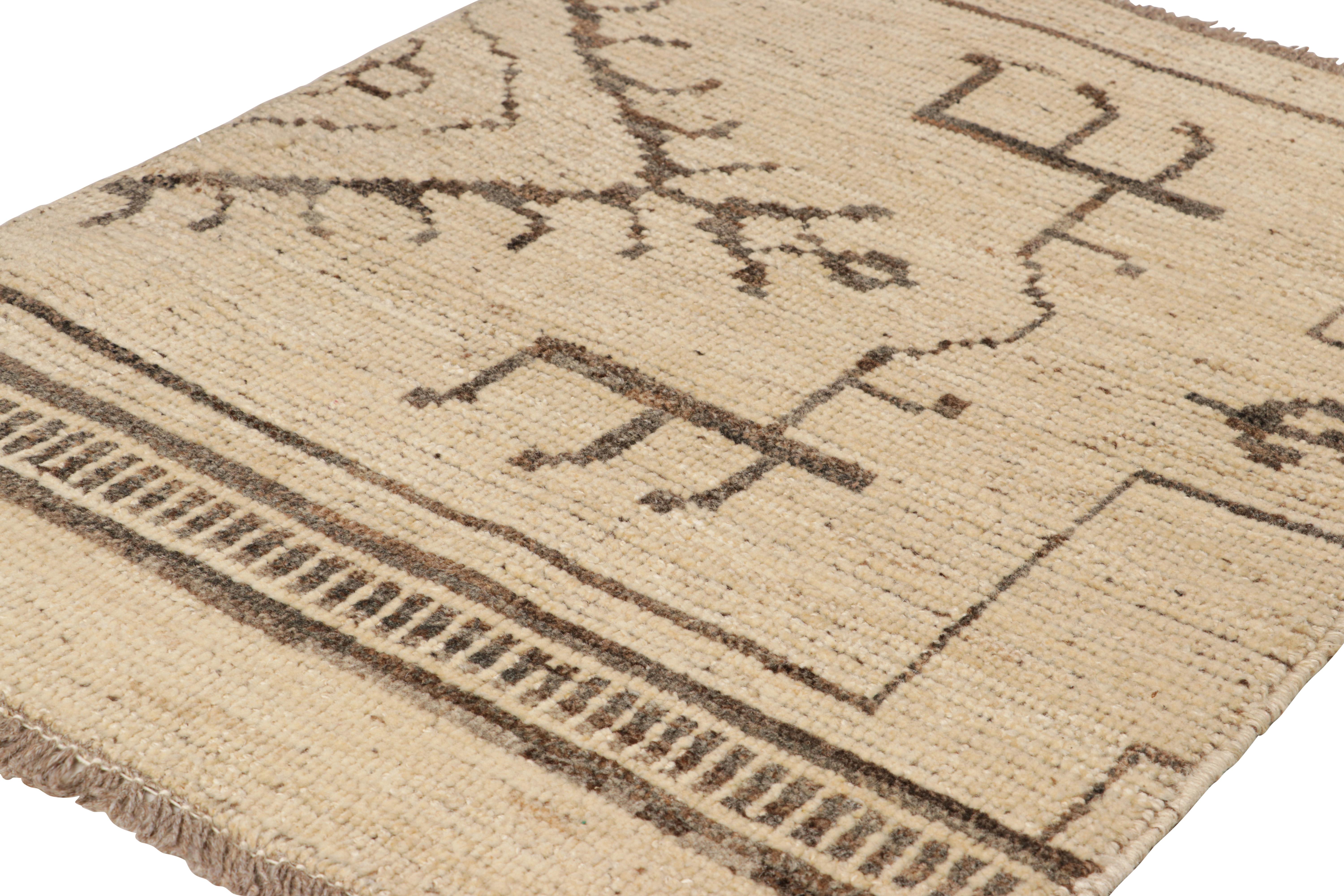 Rug & Kilim's Modern Classics Teppich in Beige mit braunen, geometrischen Mustern (Indisch) im Angebot