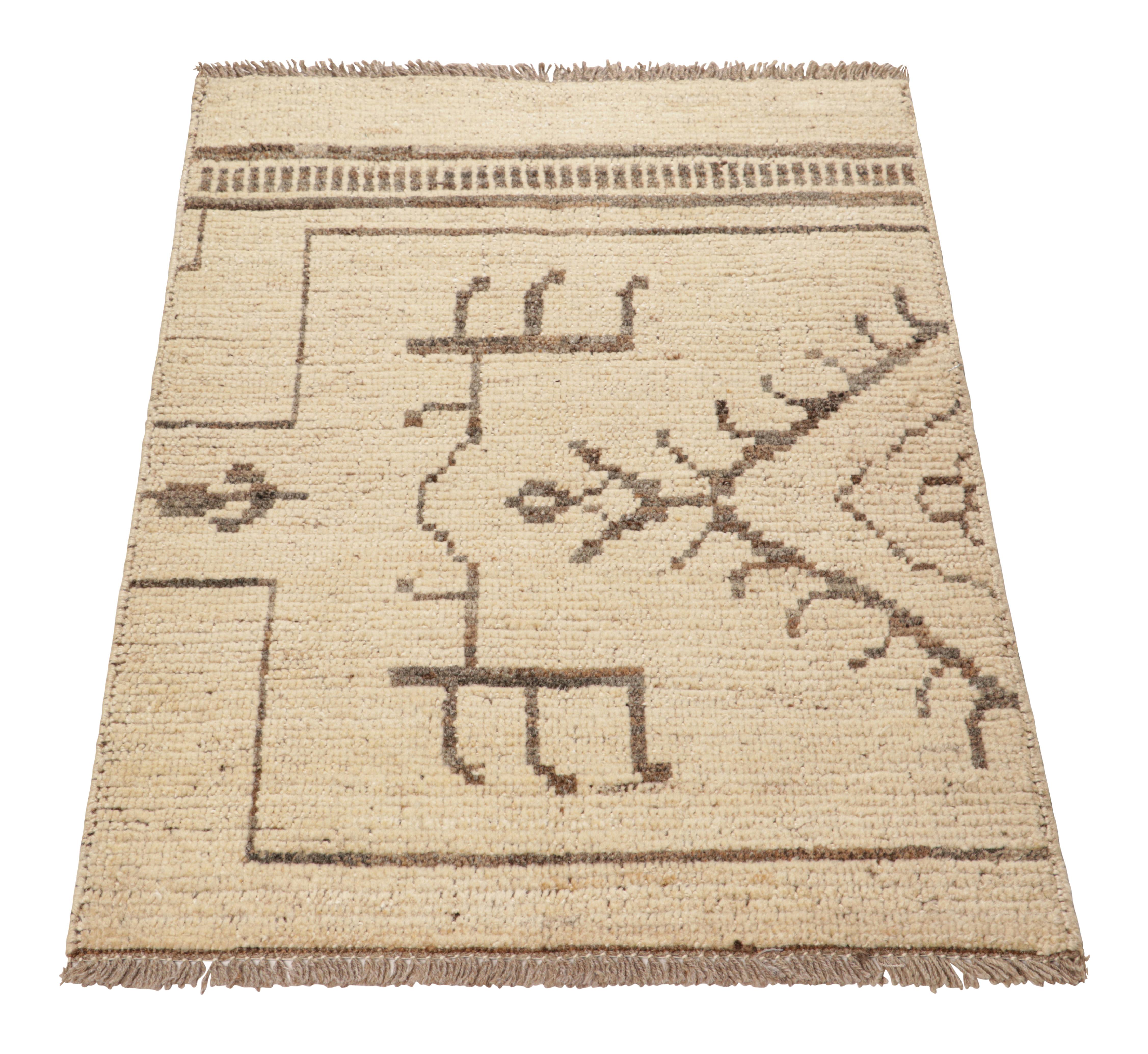 Rug & Kilim's Modern Classics Teppich in Beige mit braunen, geometrischen Mustern (Handgeknüpft) im Angebot