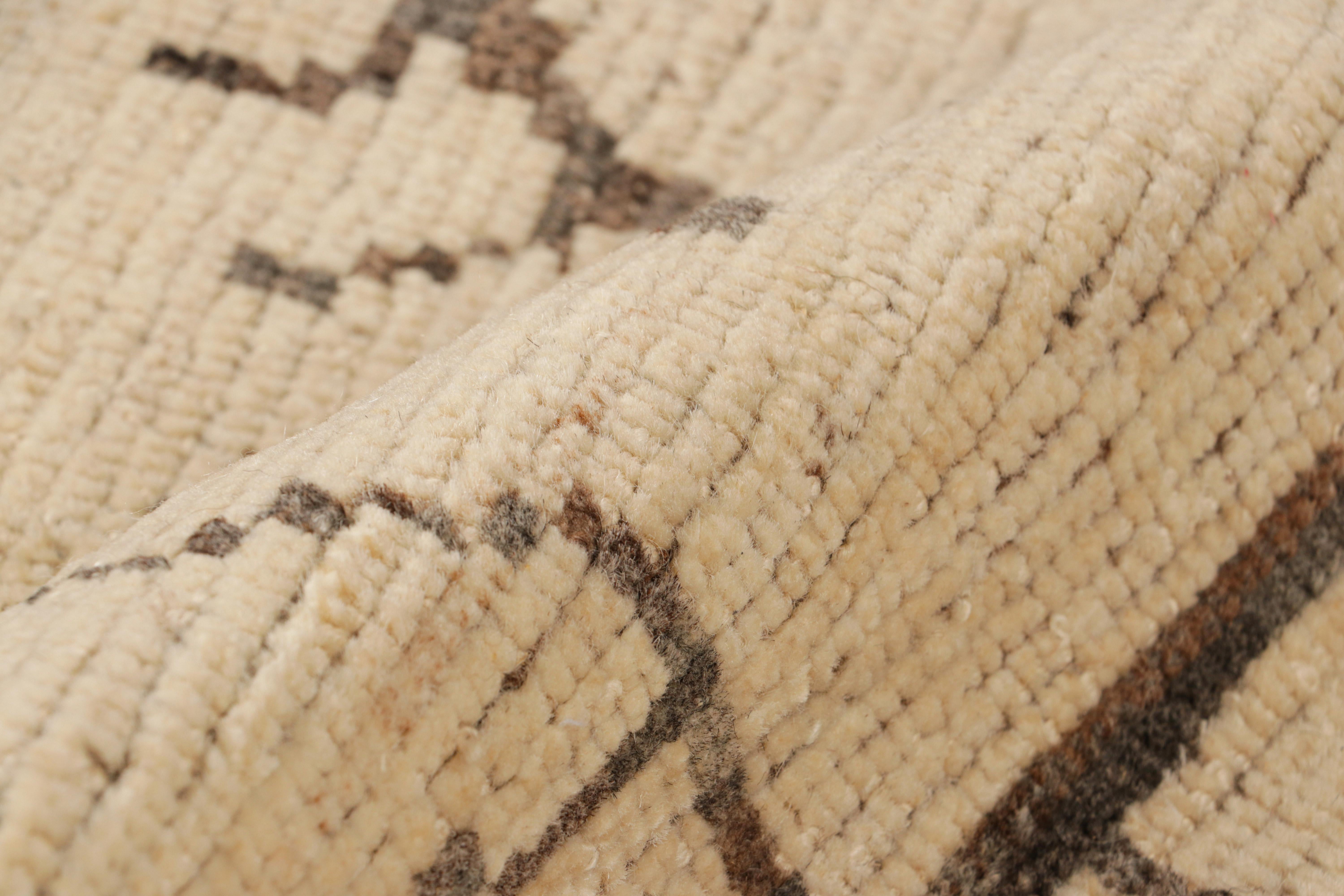 Rug & Kilim's Modern Classics Teppich in Beige mit braunen, geometrischen Mustern im Zustand „Neu“ im Angebot in Long Island City, NY