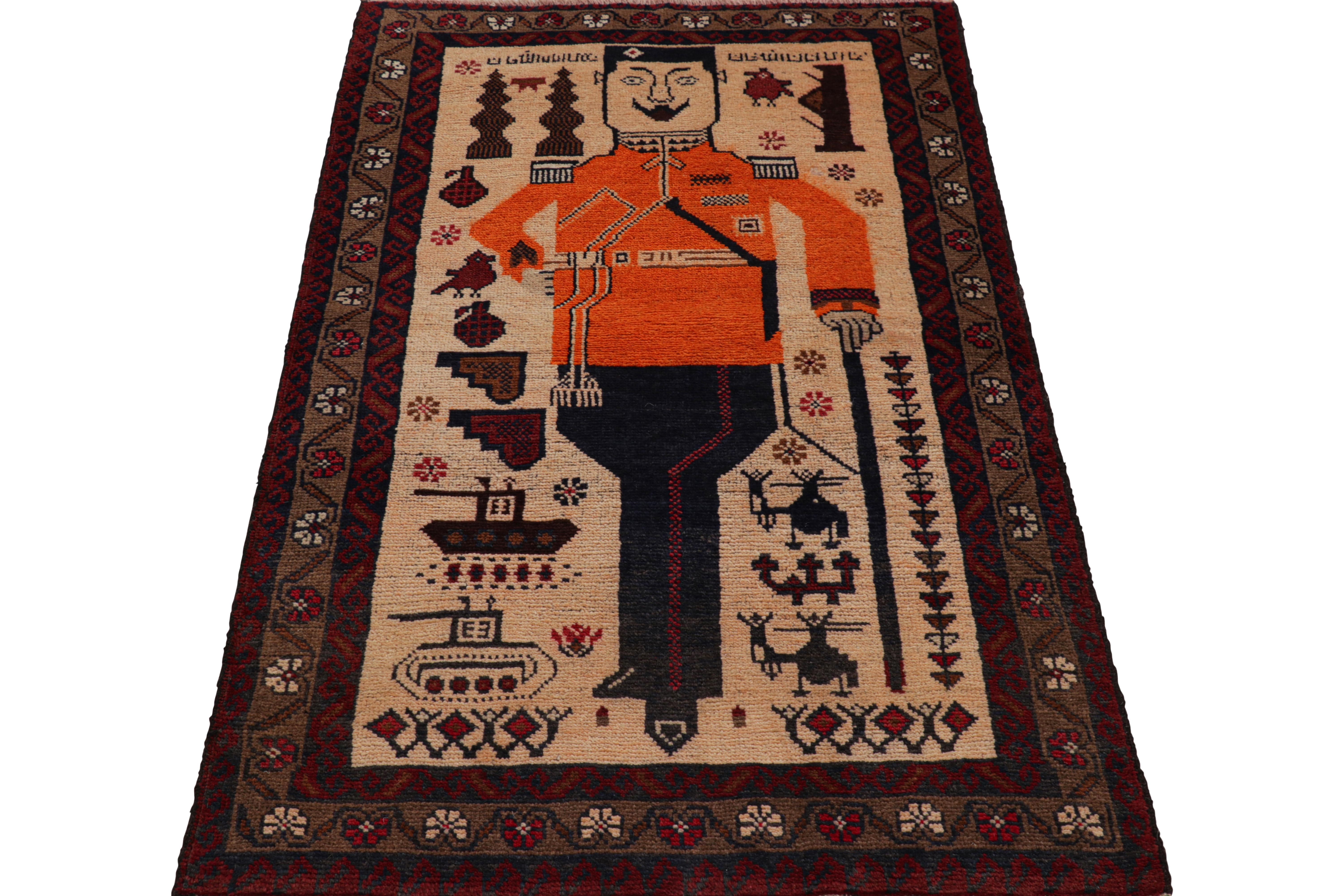Annodato a mano Tappeto Modern Classics di Rug & Kilim in beige con immagini umane e di carri armati in vendita