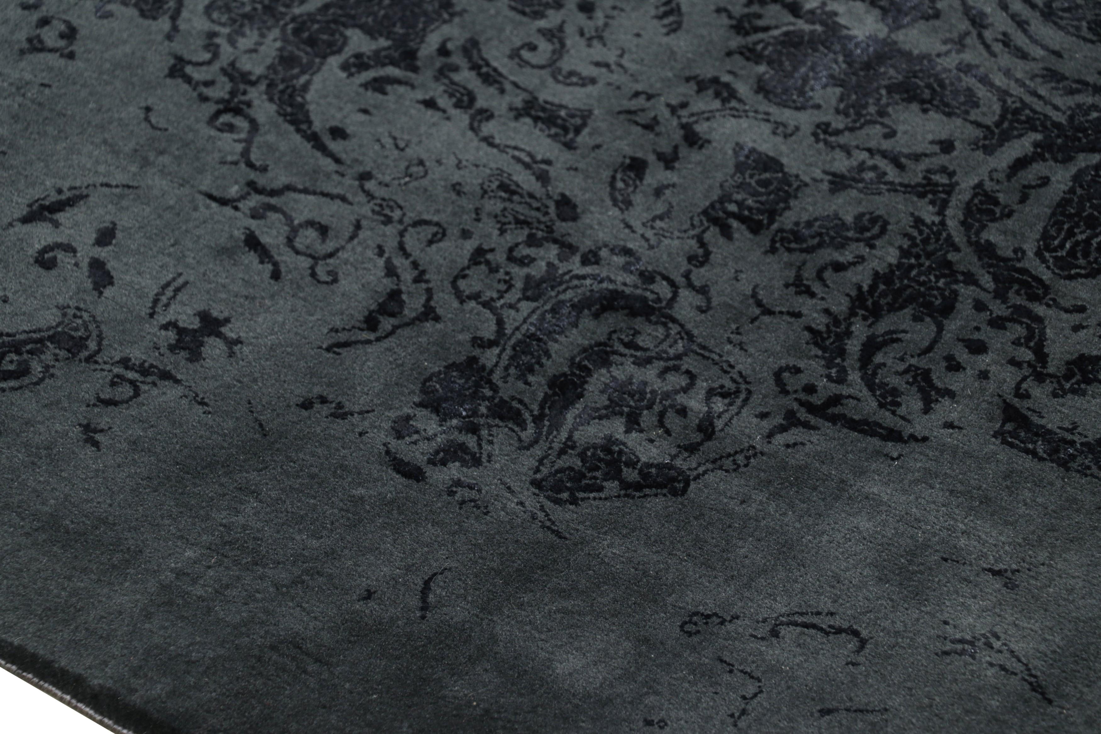 Moderno Tappeto Modern Classics di Rug & Kilim in nero e grigio con motivi floreali attenuati in vendita