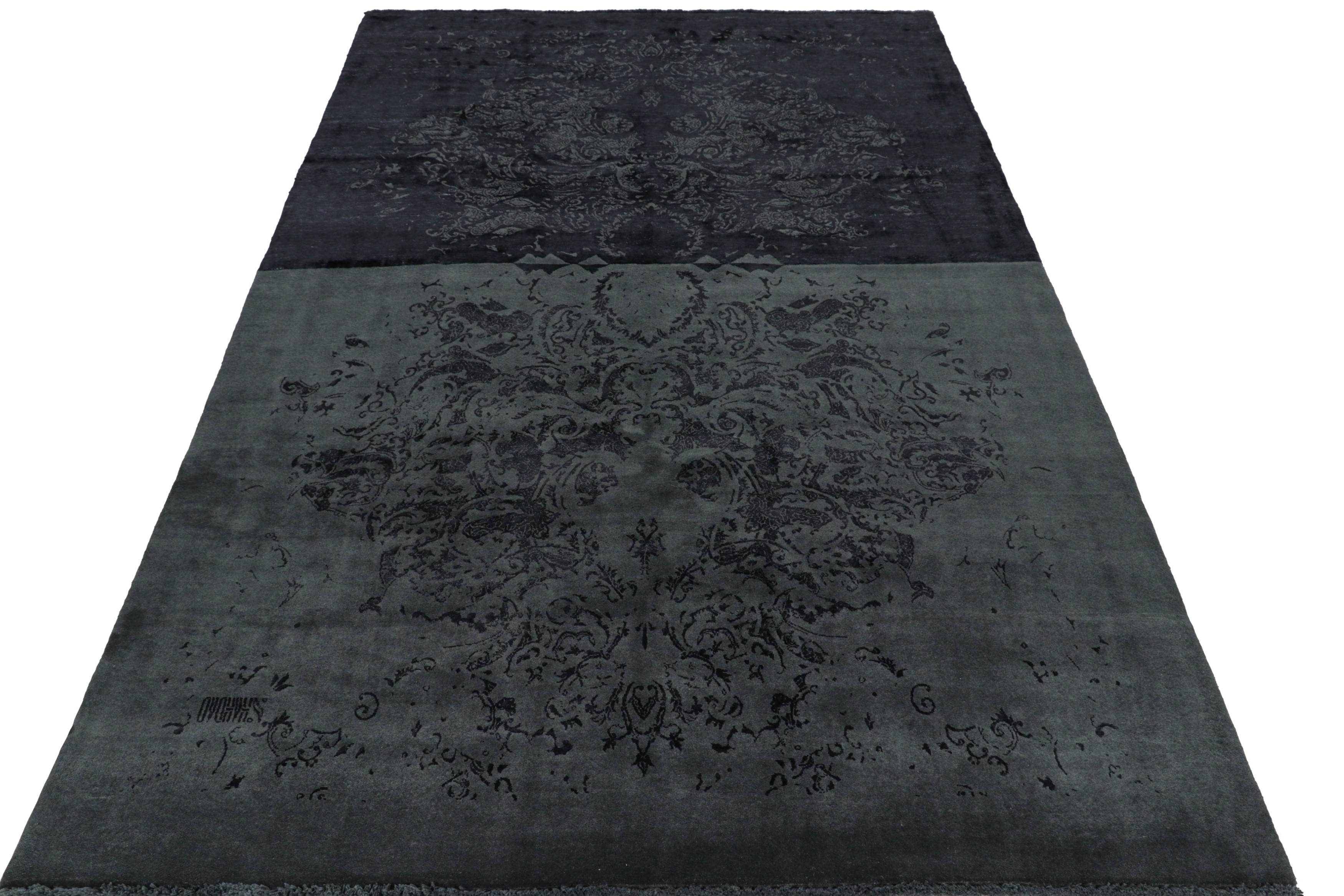 Indiano Tappeto Modern Classics di Rug & Kilim in nero e grigio con motivi floreali attenuati in vendita