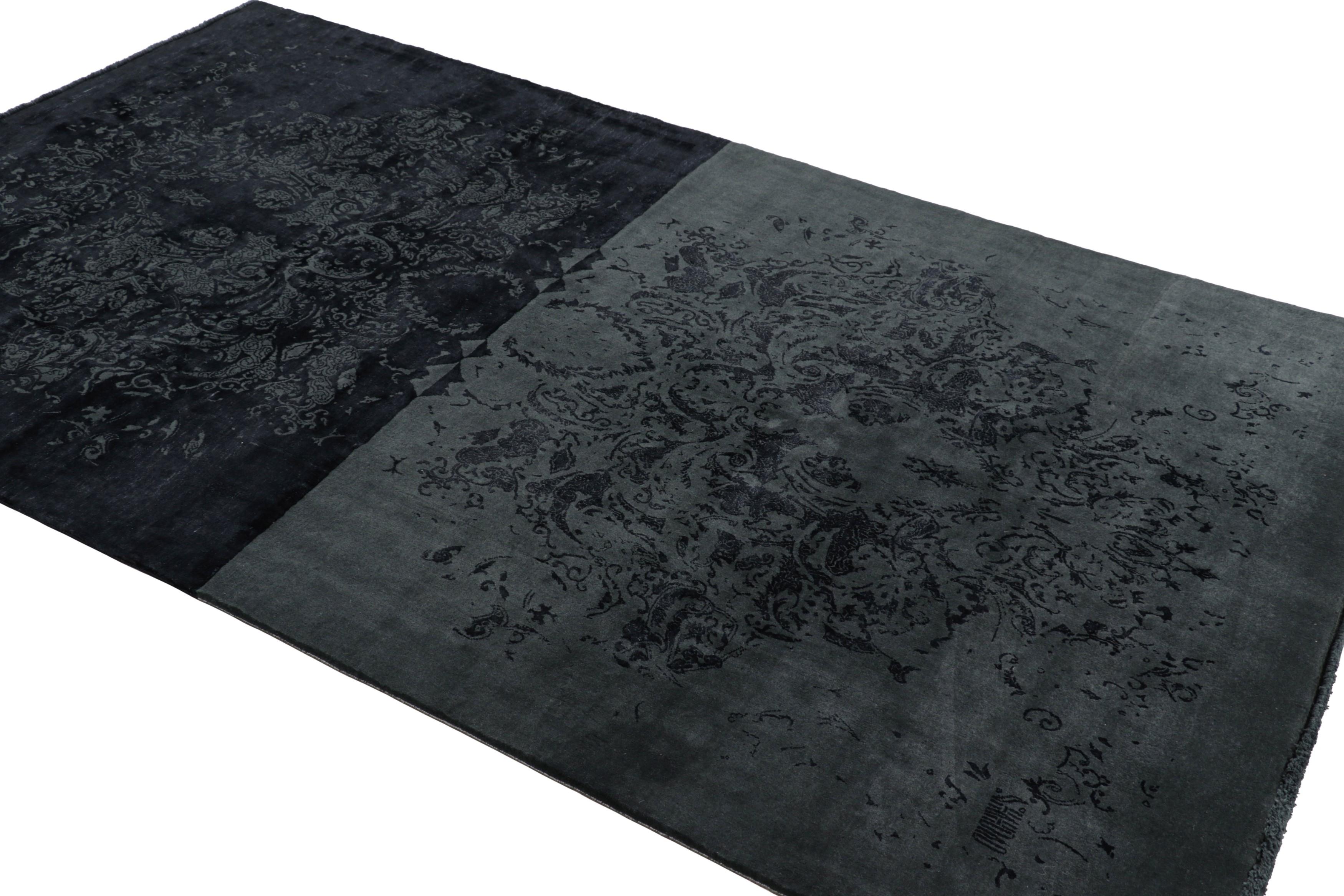 Annodato a mano Tappeto Modern Classics di Rug & Kilim in nero e grigio con motivi floreali attenuati in vendita