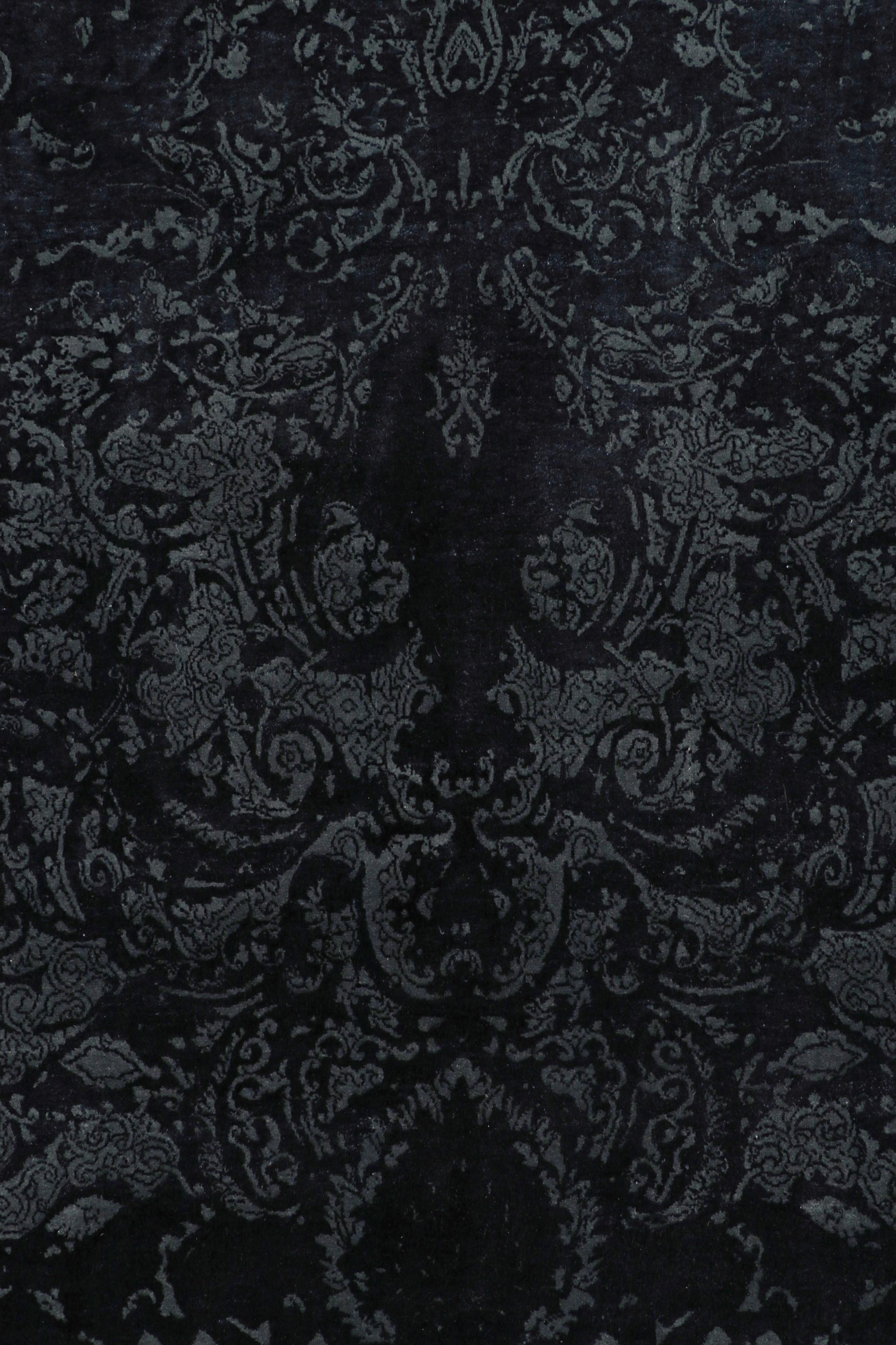 Tappeto Modern Classics di Rug & Kilim in nero e grigio con motivi floreali attenuati In condizioni Nuovo in vendita a Long Island City, NY