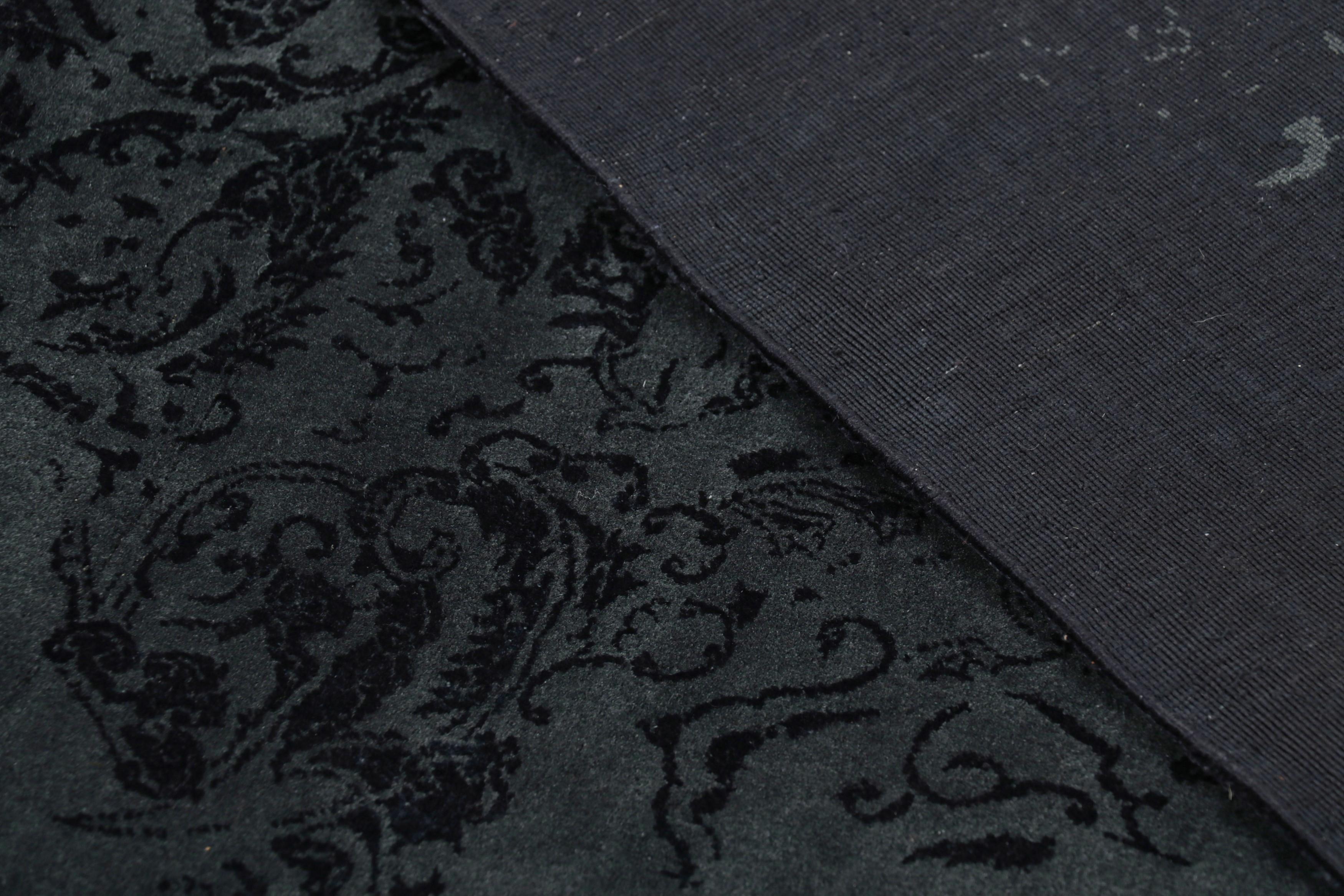 XXI secolo e contemporaneo Tappeto Modern Classics di Rug & Kilim in nero e grigio con motivi floreali attenuati in vendita