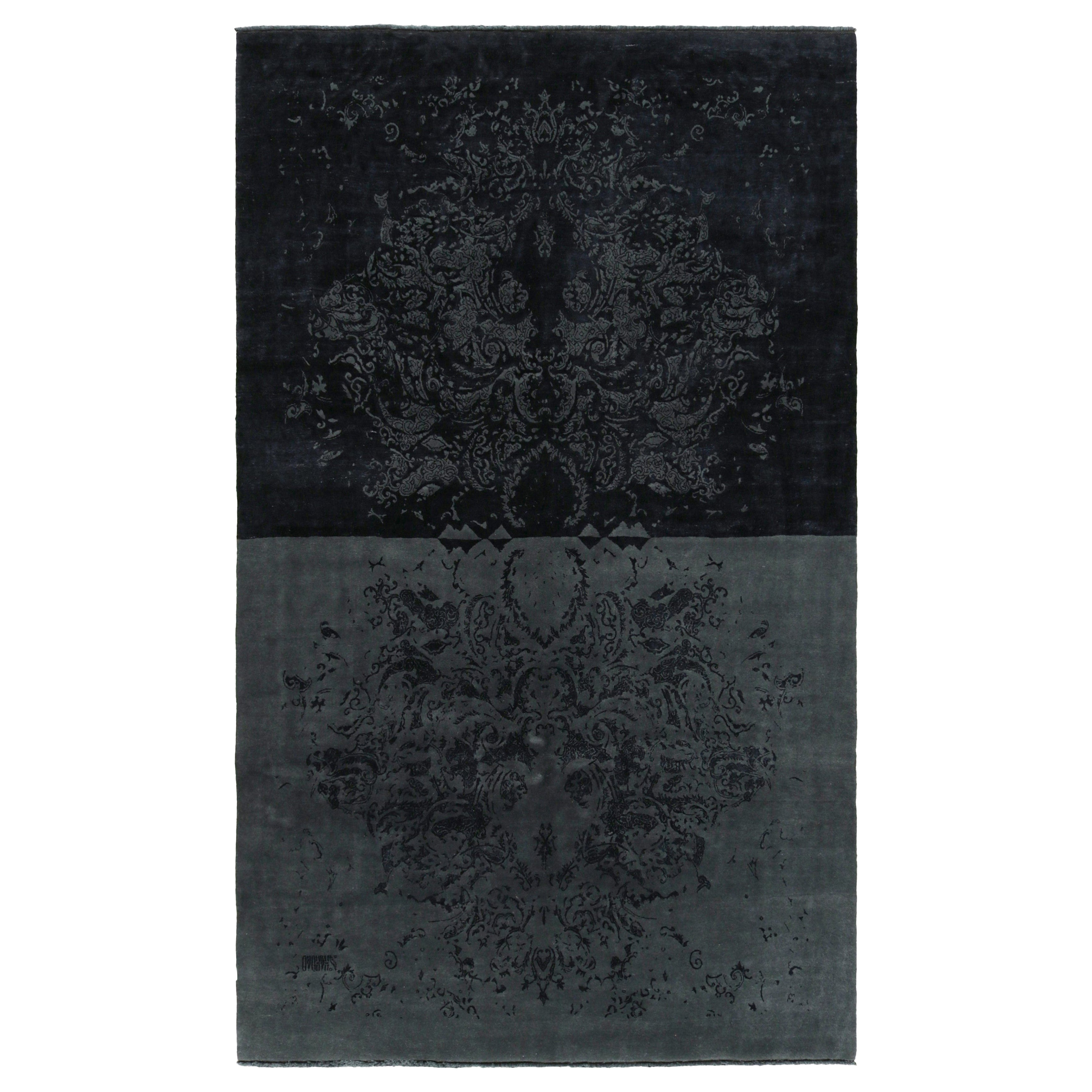 Tappeto Modern Classics di Rug & Kilim in nero e grigio con motivi floreali attenuati in vendita
