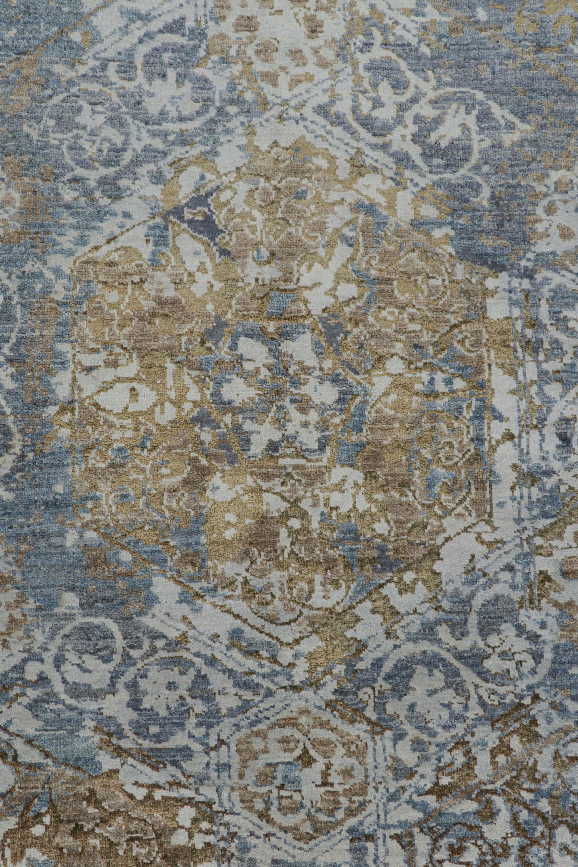 XXI secolo e contemporaneo Tappeto Modern Classics di Rug & Kilim in blu con medaglioni beige-marrone in vendita