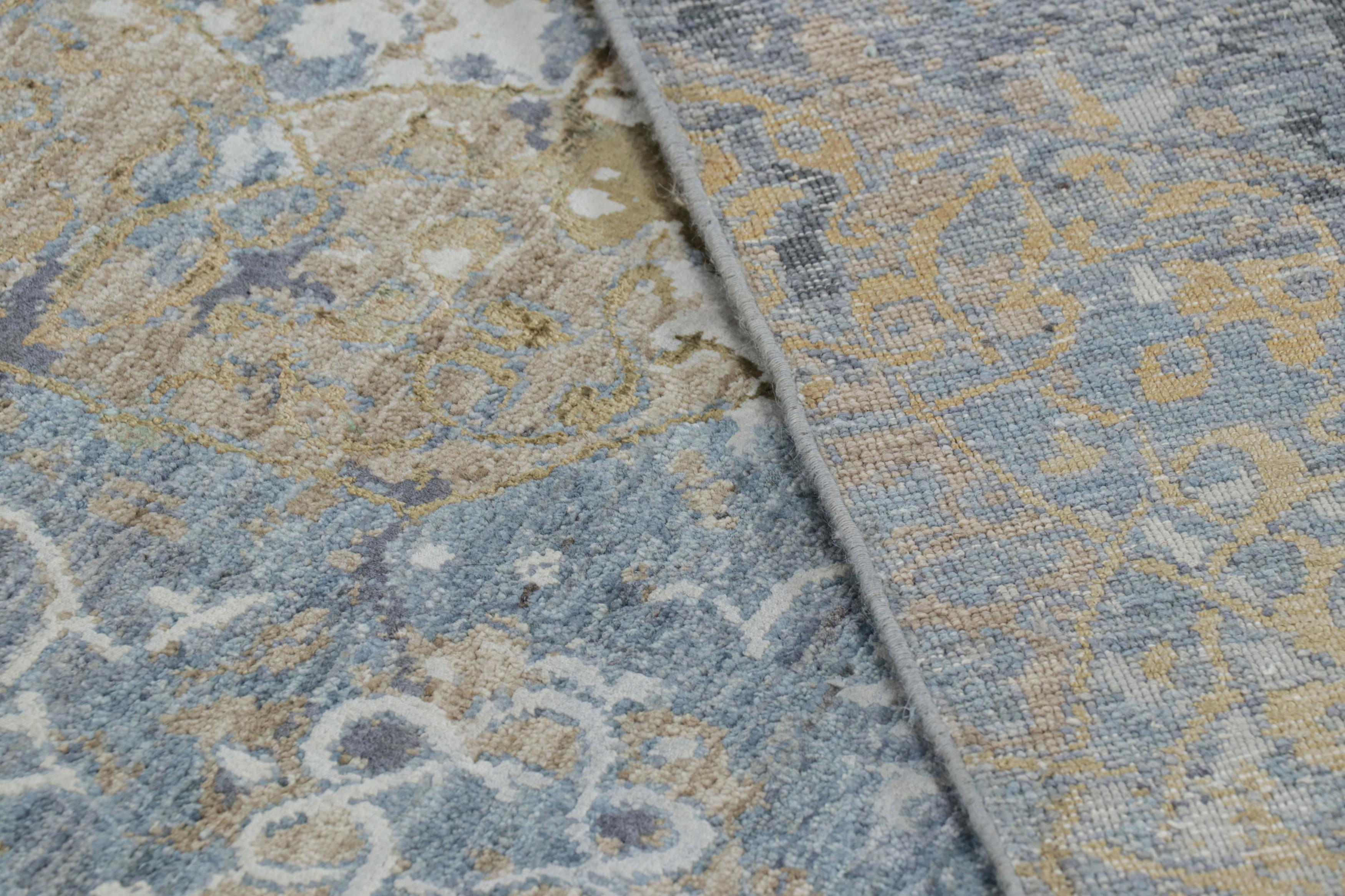 Tappeto Modern Classics di Rug & Kilim in blu con medaglioni beige-marrone in vendita 1