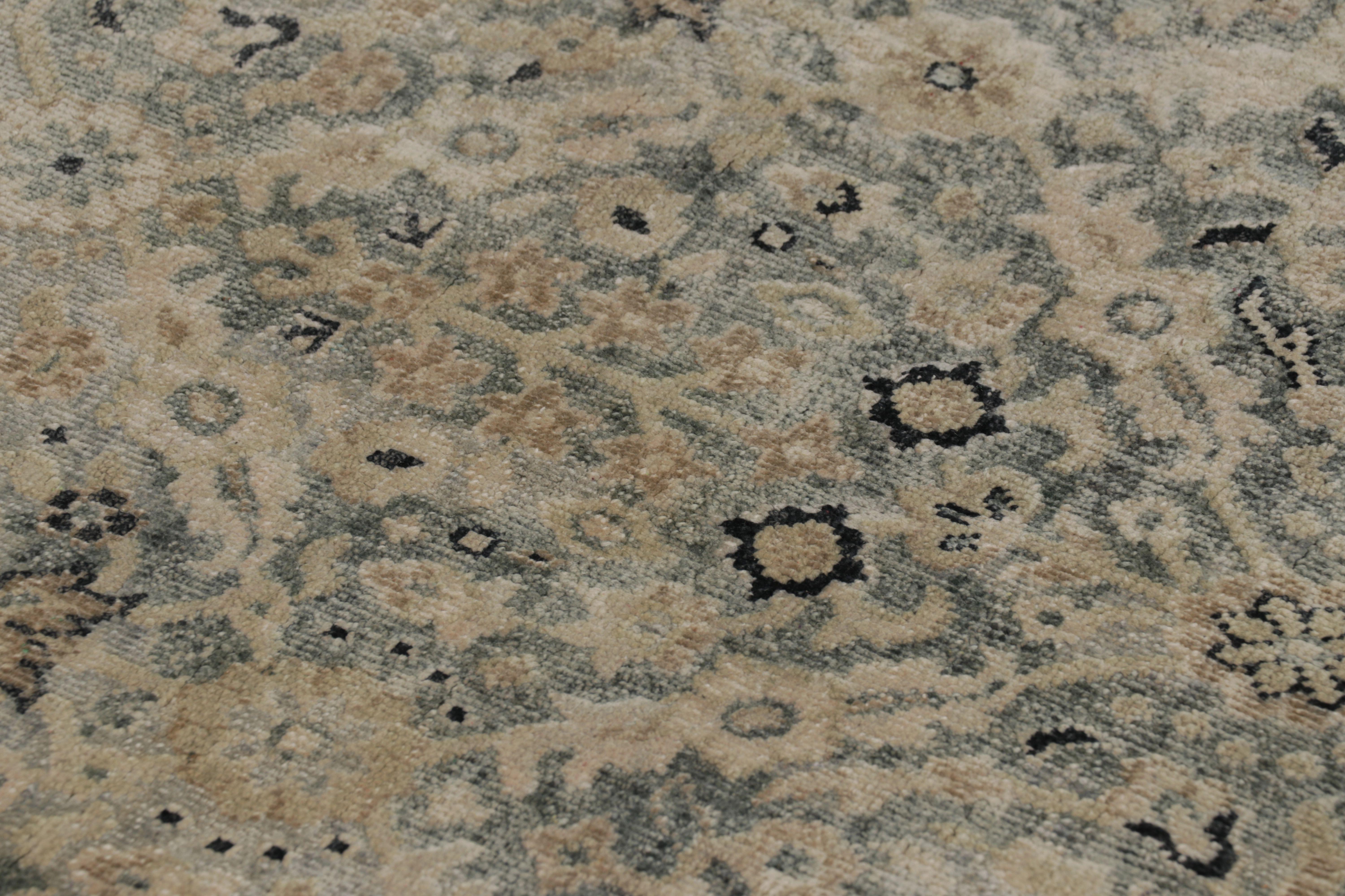 XXI secolo e contemporaneo Tappeto Modern Classics di Rug & Kilim in blu con motivi floreali e geometrici beige in vendita