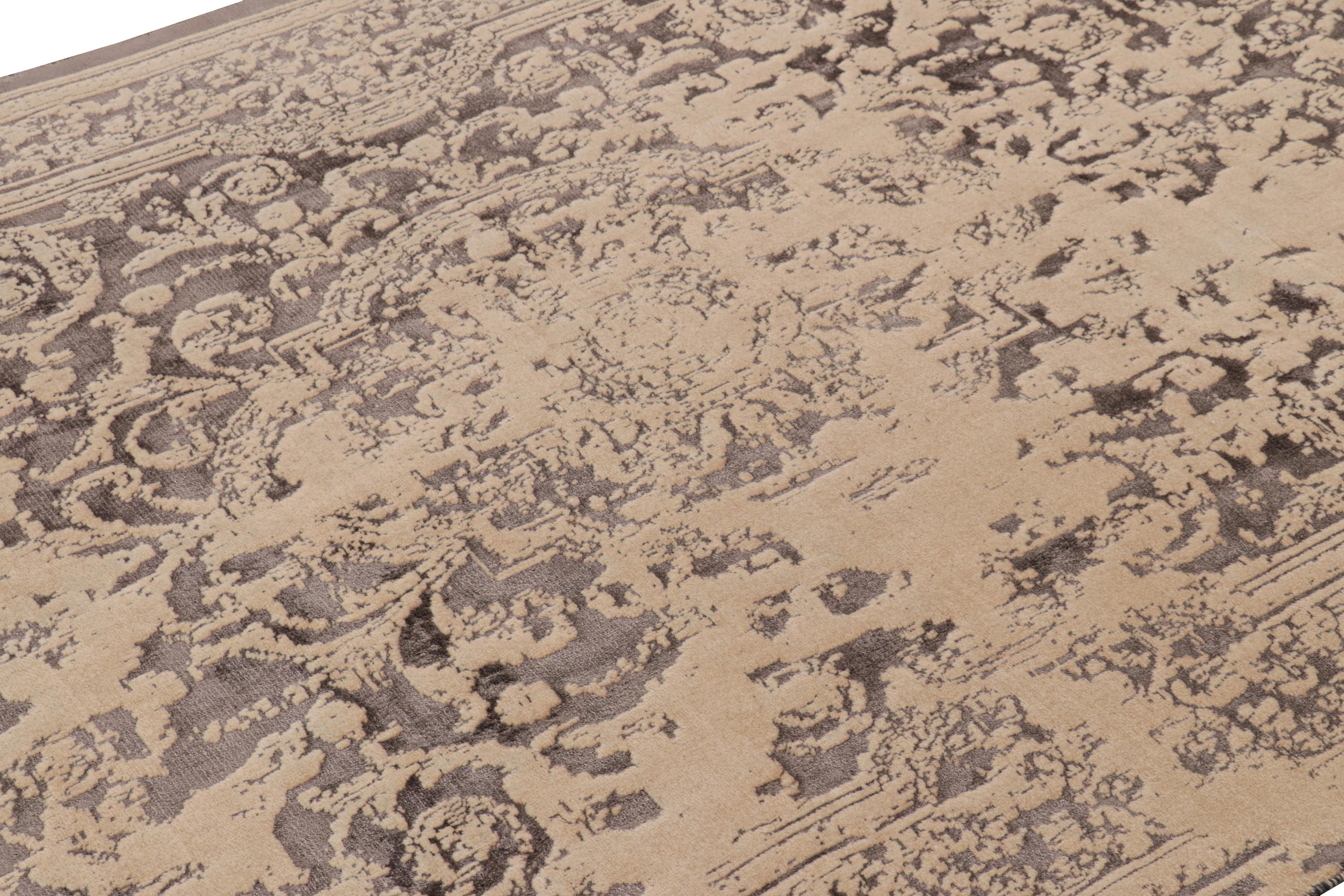 Annodato a mano in lana, questo tappeto Modern Classics 6x9 di Rug & Kilim presenta tonalità beige-marrone, malva e taupe che sottolineano un disegno quasi astratto, ispirato ai medaglioni e ai motivi floreali di tappeti e Kilim antichi e vintage. 