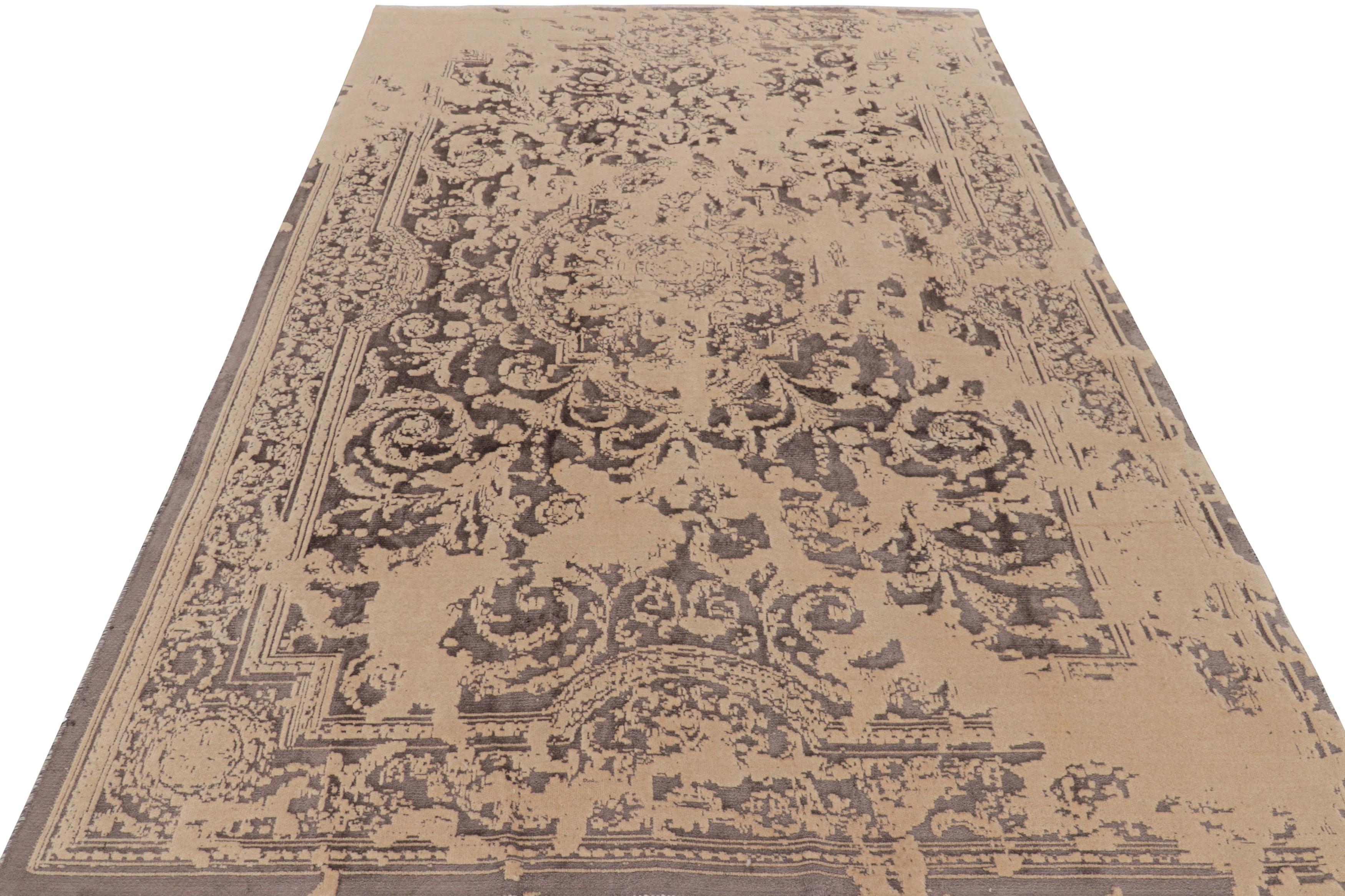 Annodato a mano Tappeto Modern Classics di Rug & Kilim in crema e malva con medaglione e fiori in vendita