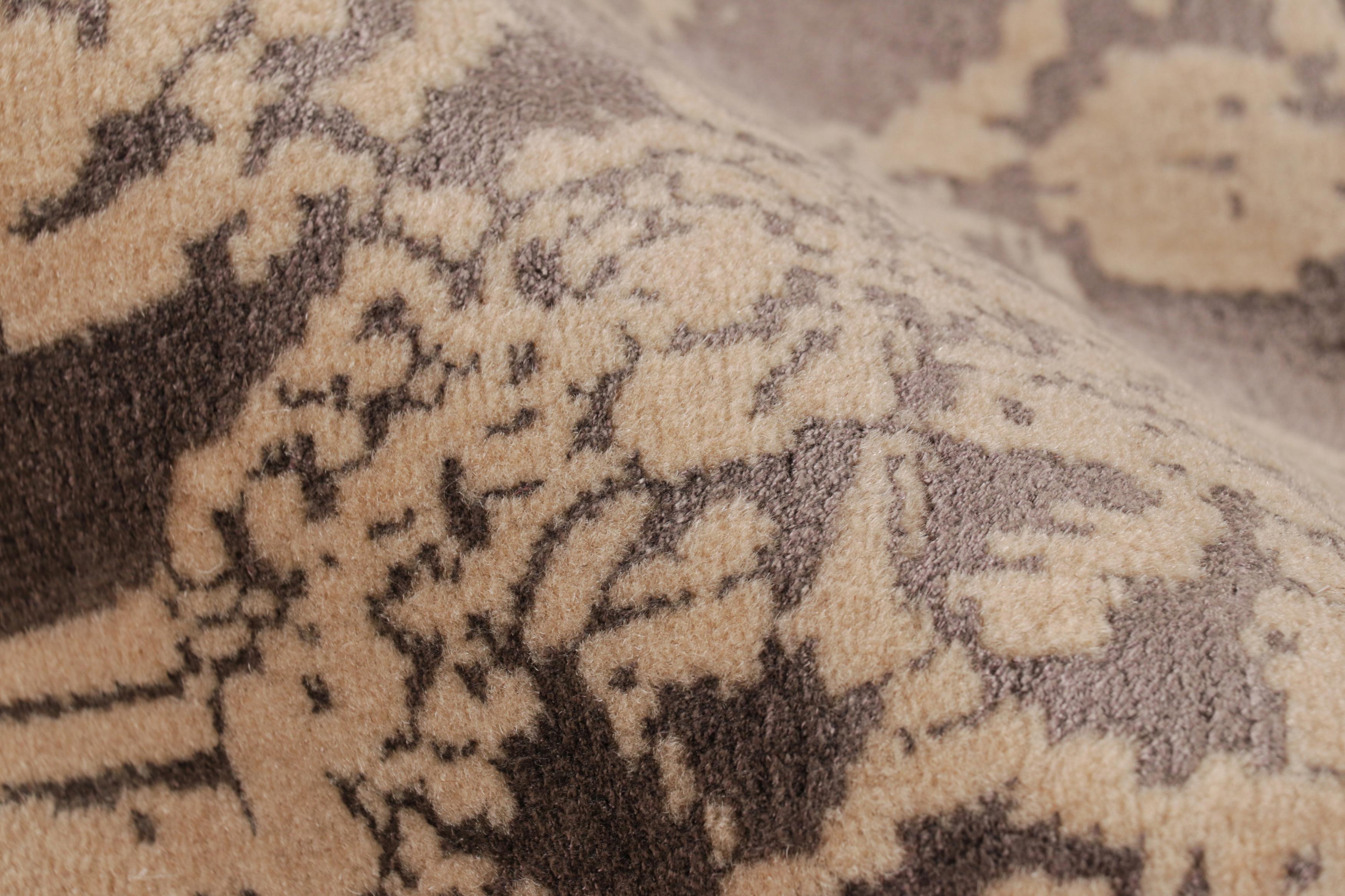 XXI secolo e contemporaneo Tappeto Modern Classics di Rug & Kilim in crema e malva con medaglione e fiori in vendita