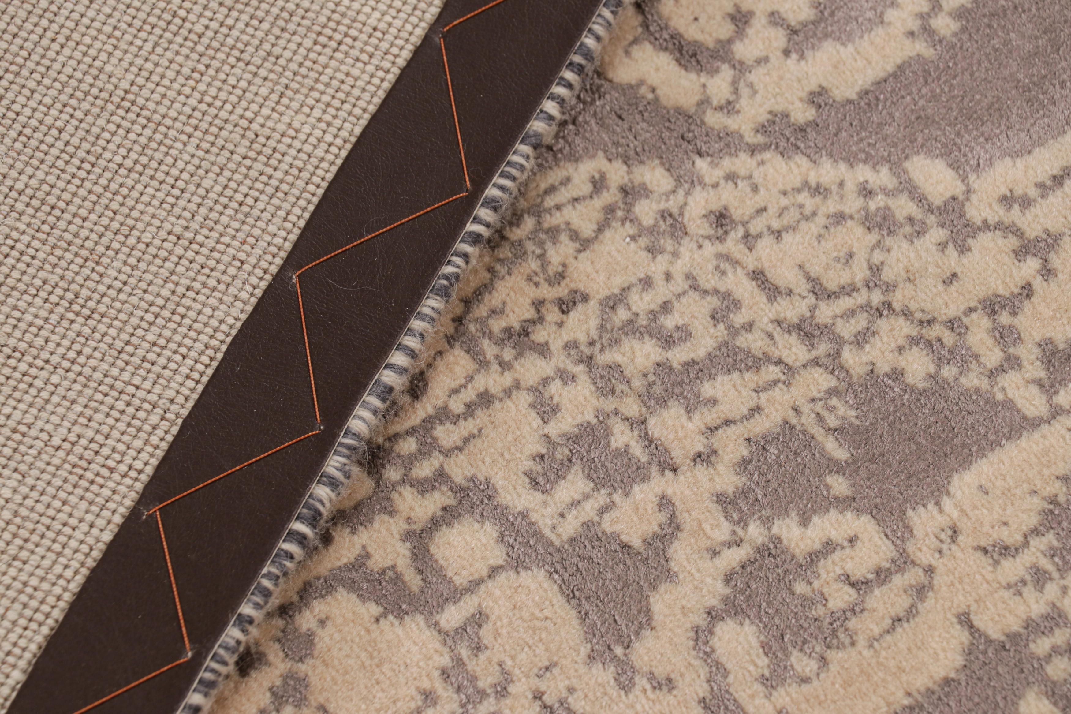 Lana Tappeto Modern Classics di Rug & Kilim in crema e malva con medaglione e fiori in vendita