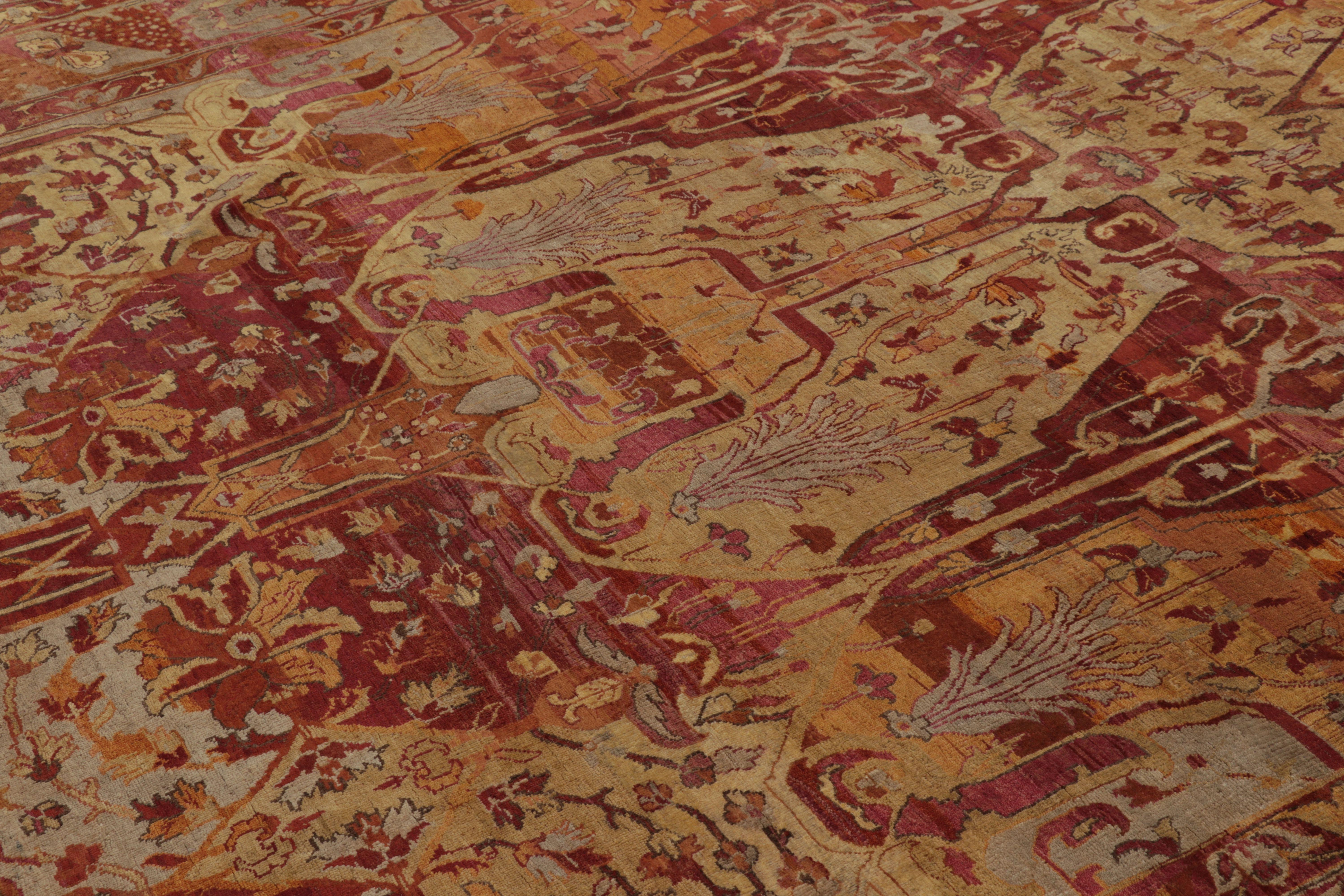 Moderno Tappeto Modern Classics di Rug & Kilim in oro e cremisi con motivo floreale tradizionale in vendita