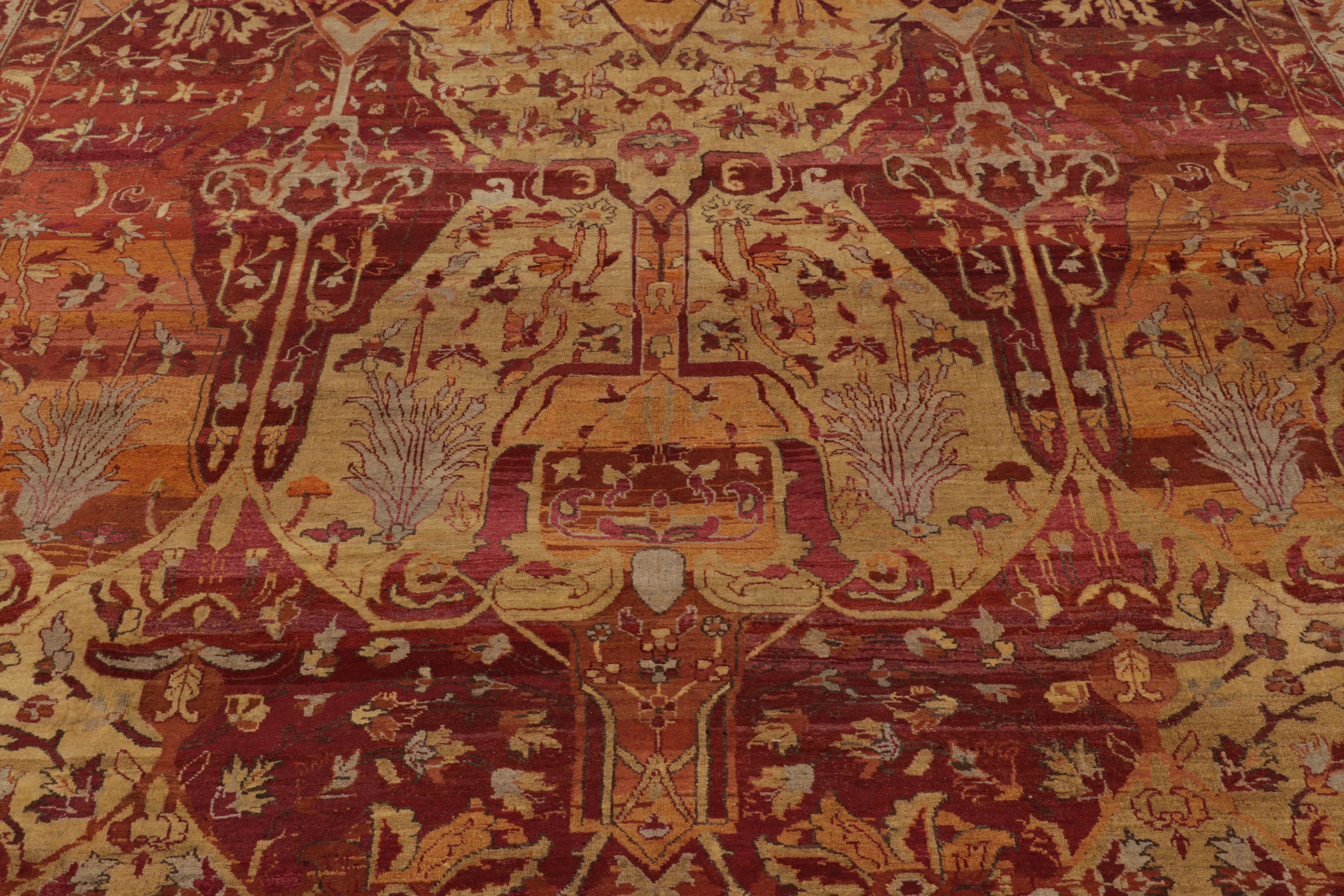 Indiano Tappeto Modern Classics di Rug & Kilim in oro e cremisi con motivo floreale tradizionale in vendita