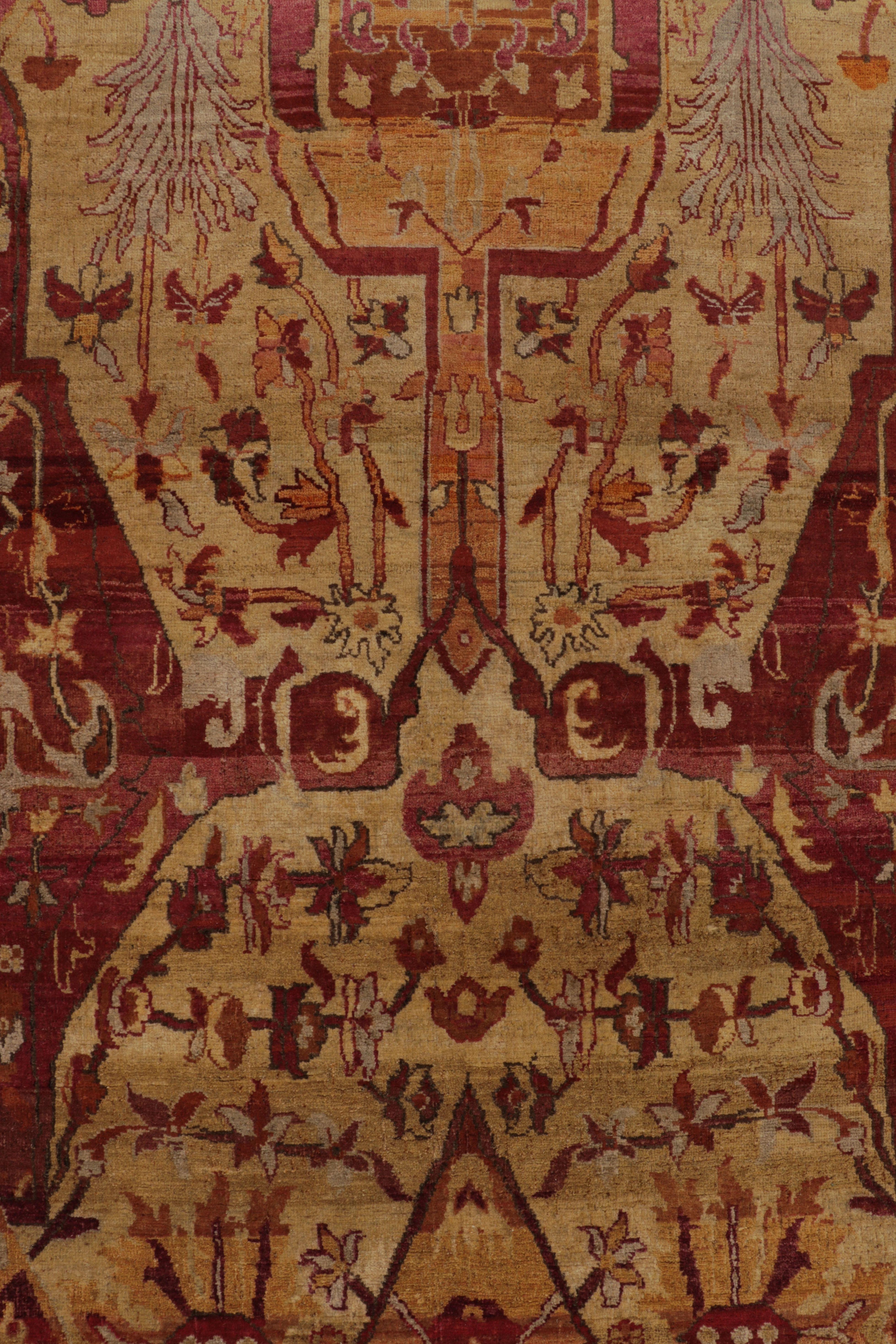 Annodato a mano Tappeto Modern Classics di Rug & Kilim in oro e cremisi con motivo floreale tradizionale in vendita