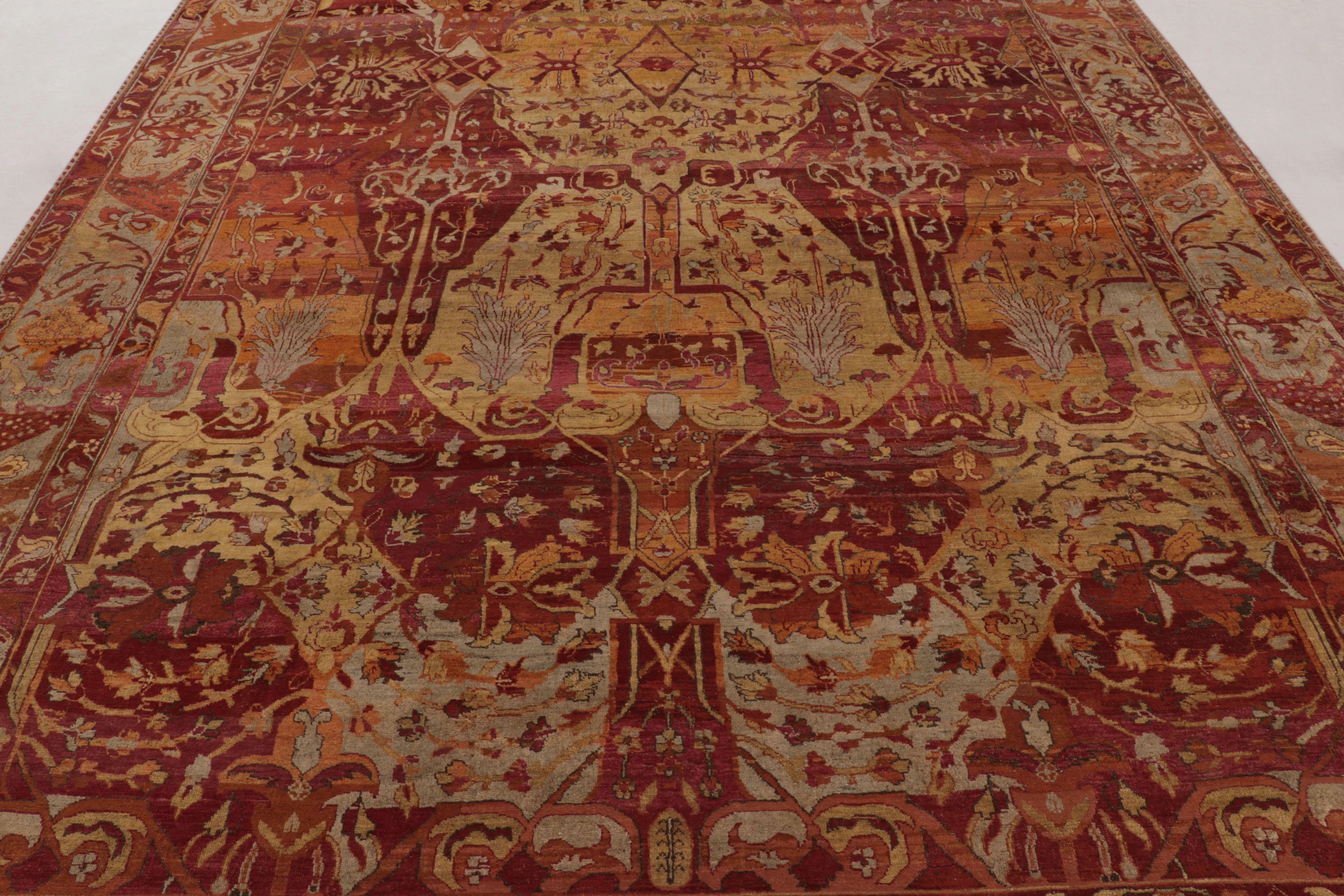 Tappeto Modern Classics di Rug & Kilim in oro e cremisi con motivo floreale tradizionale In condizioni Nuovo in vendita a Long Island City, NY