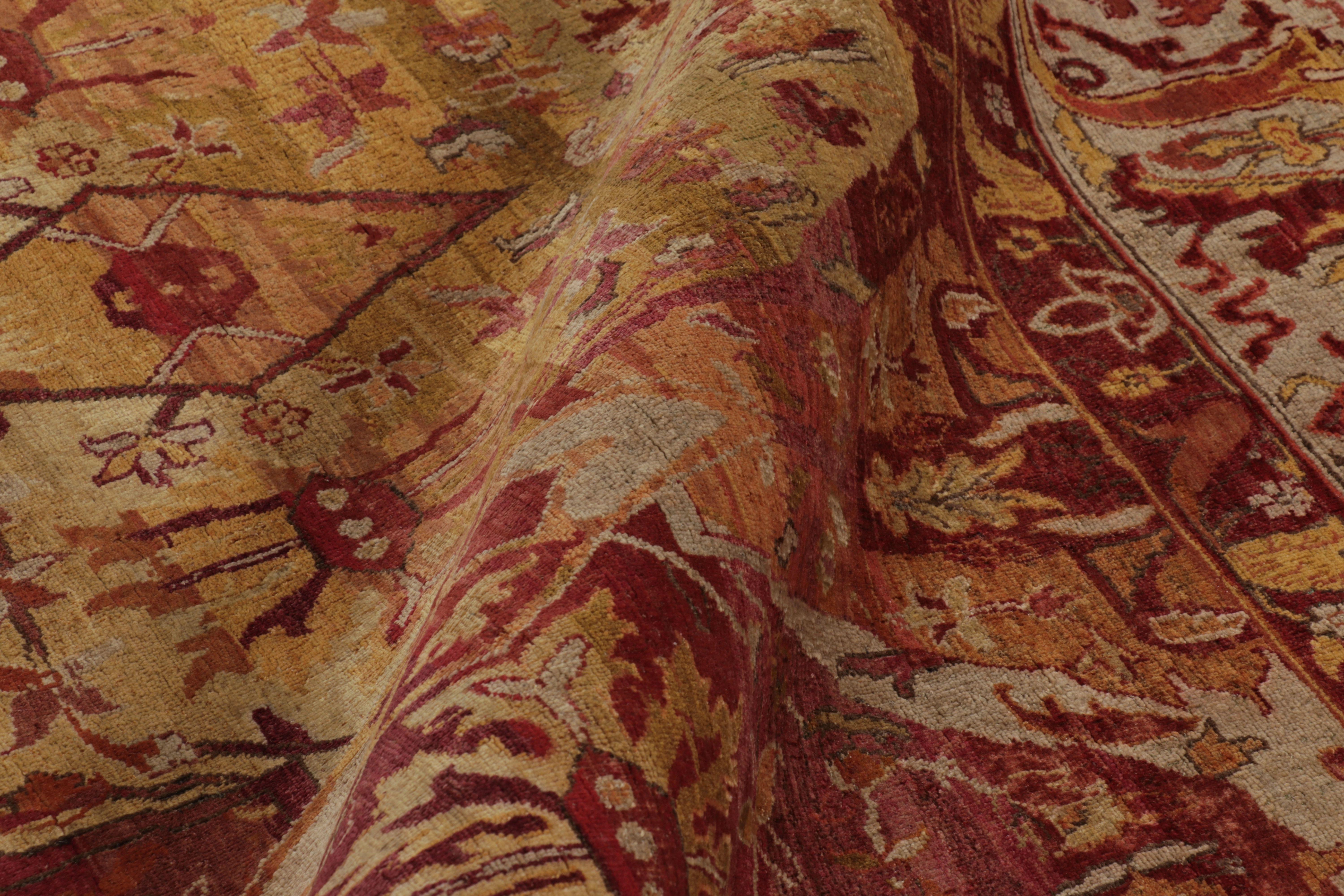 XXI secolo e contemporaneo Tappeto Modern Classics di Rug & Kilim in oro e cremisi con motivo floreale tradizionale in vendita