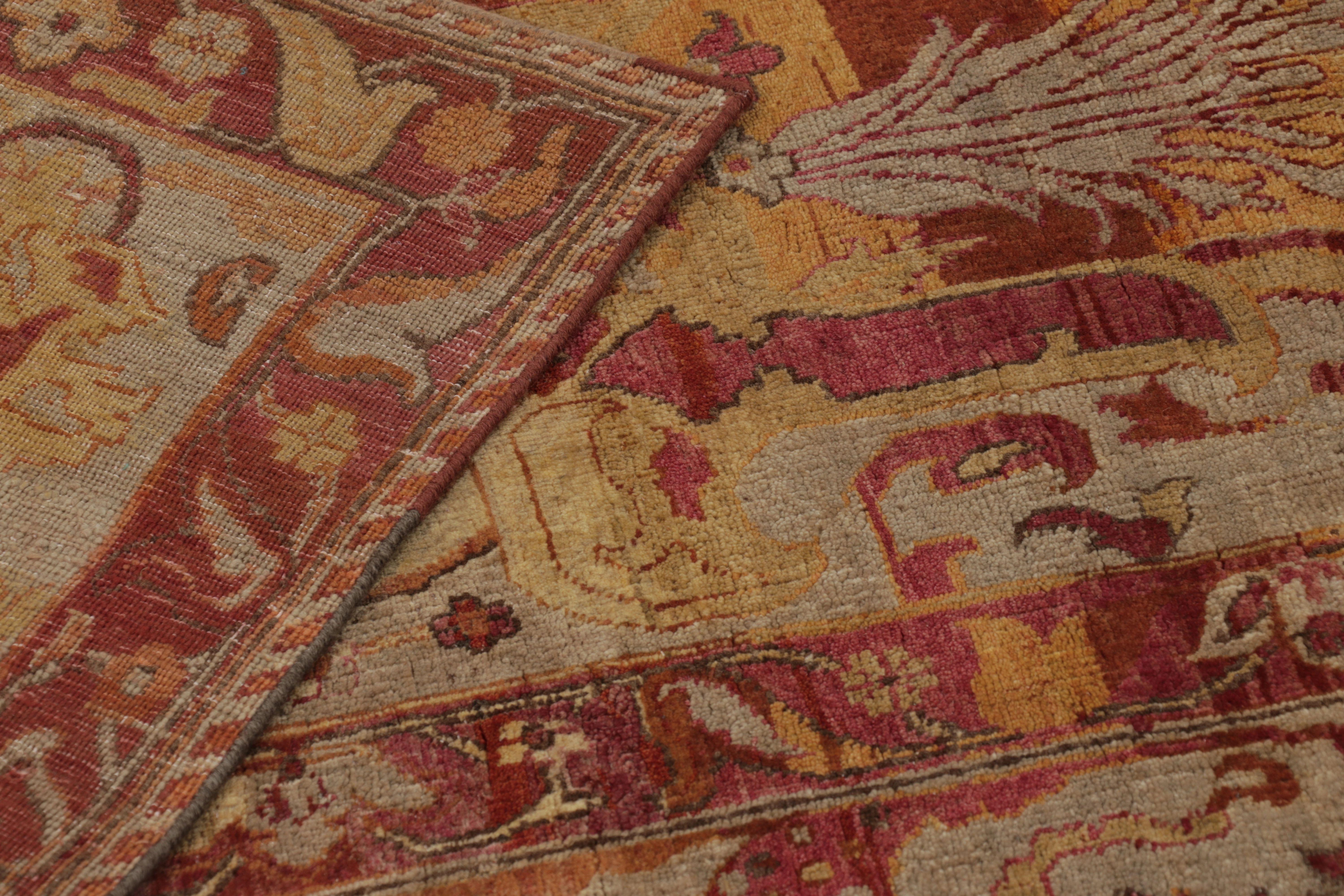 Lana Tappeto Modern Classics di Rug & Kilim in oro e cremisi con motivo floreale tradizionale in vendita