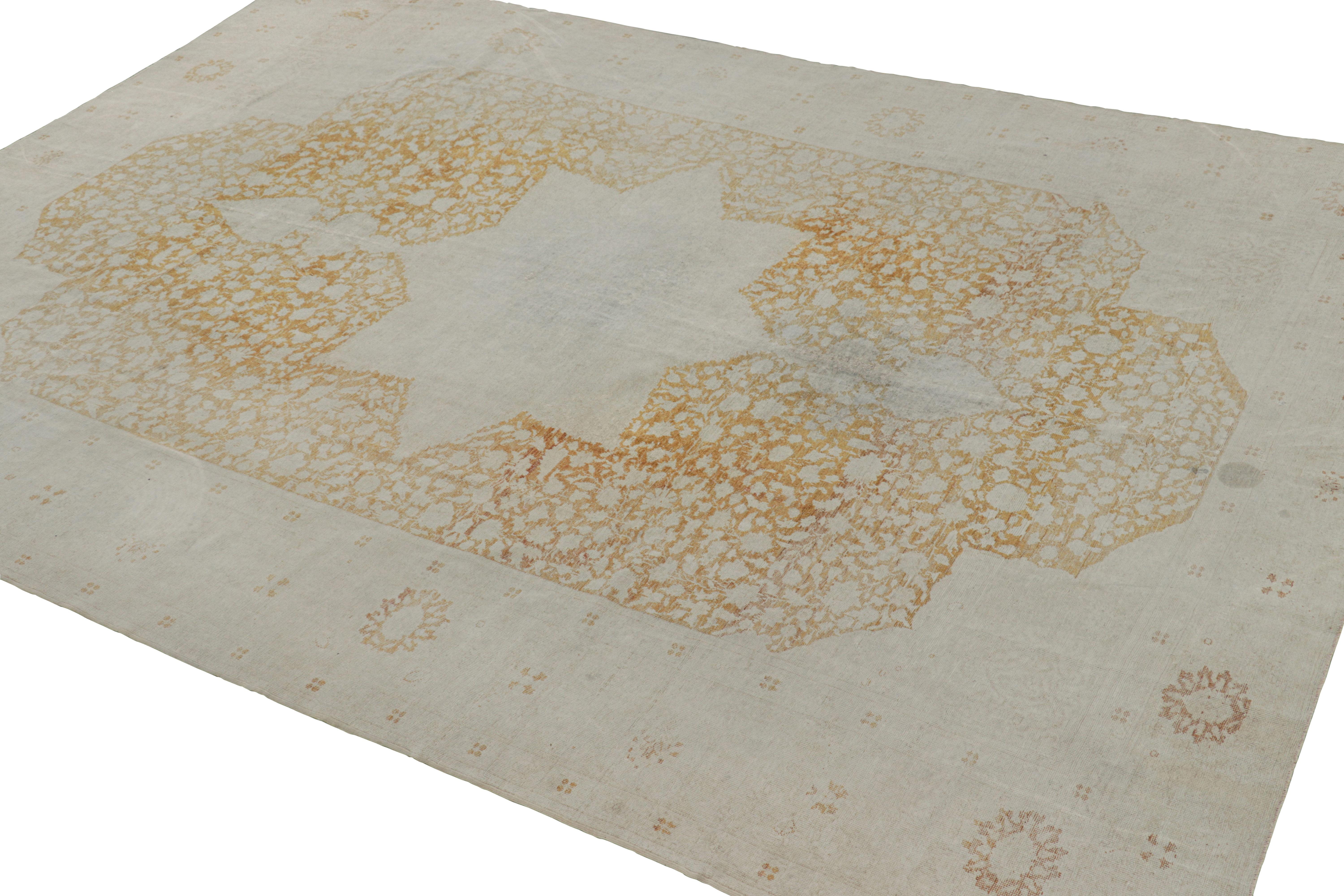 Rug & Kilim’s Modern Classics Rug in Gold and White Tones with Medallion In New Condition For Sale In Long Island City, NY