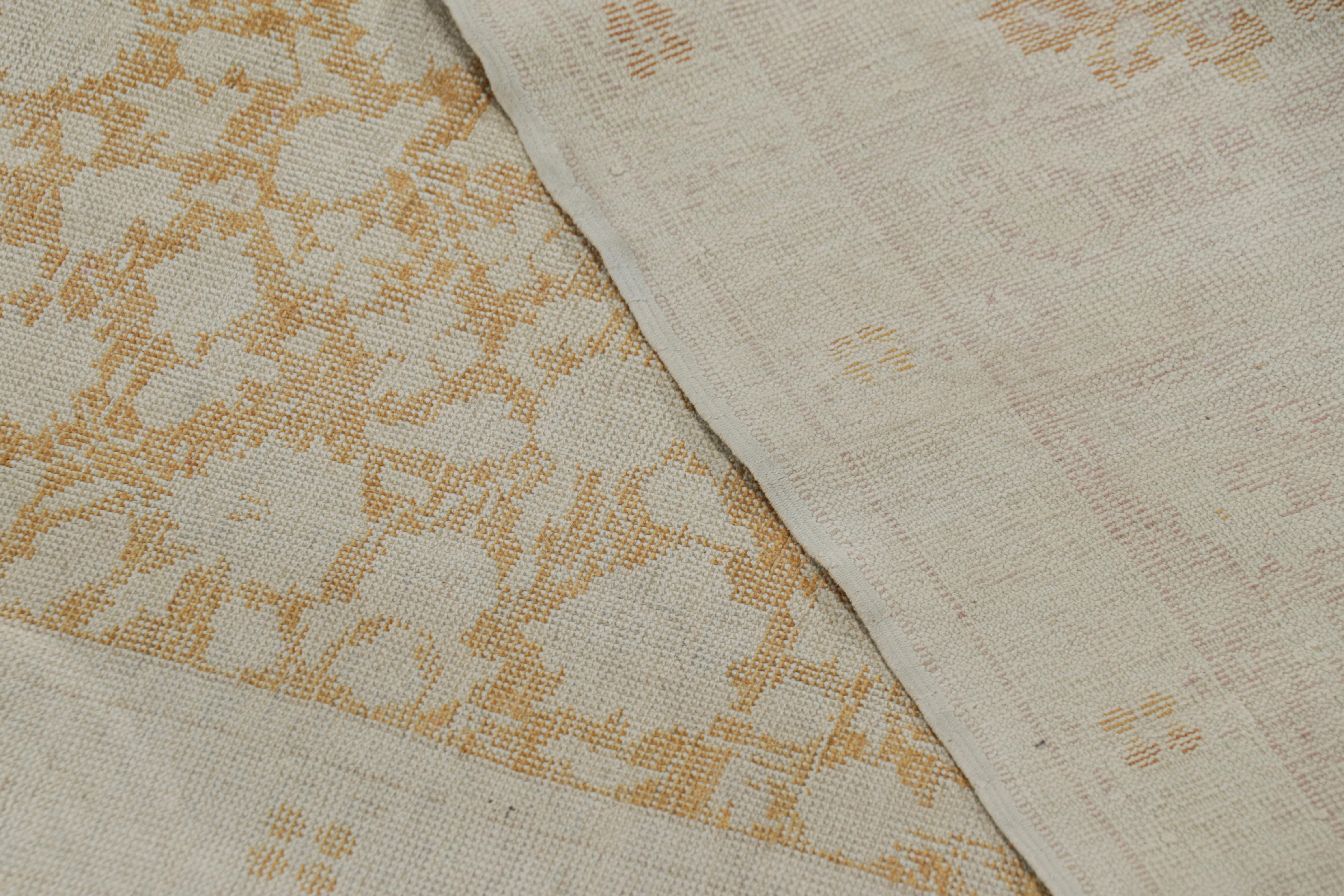 Lana Rug & Kilim: Tappeto Modern Classics nei toni dell'oro e del bianco con medaglione in vendita