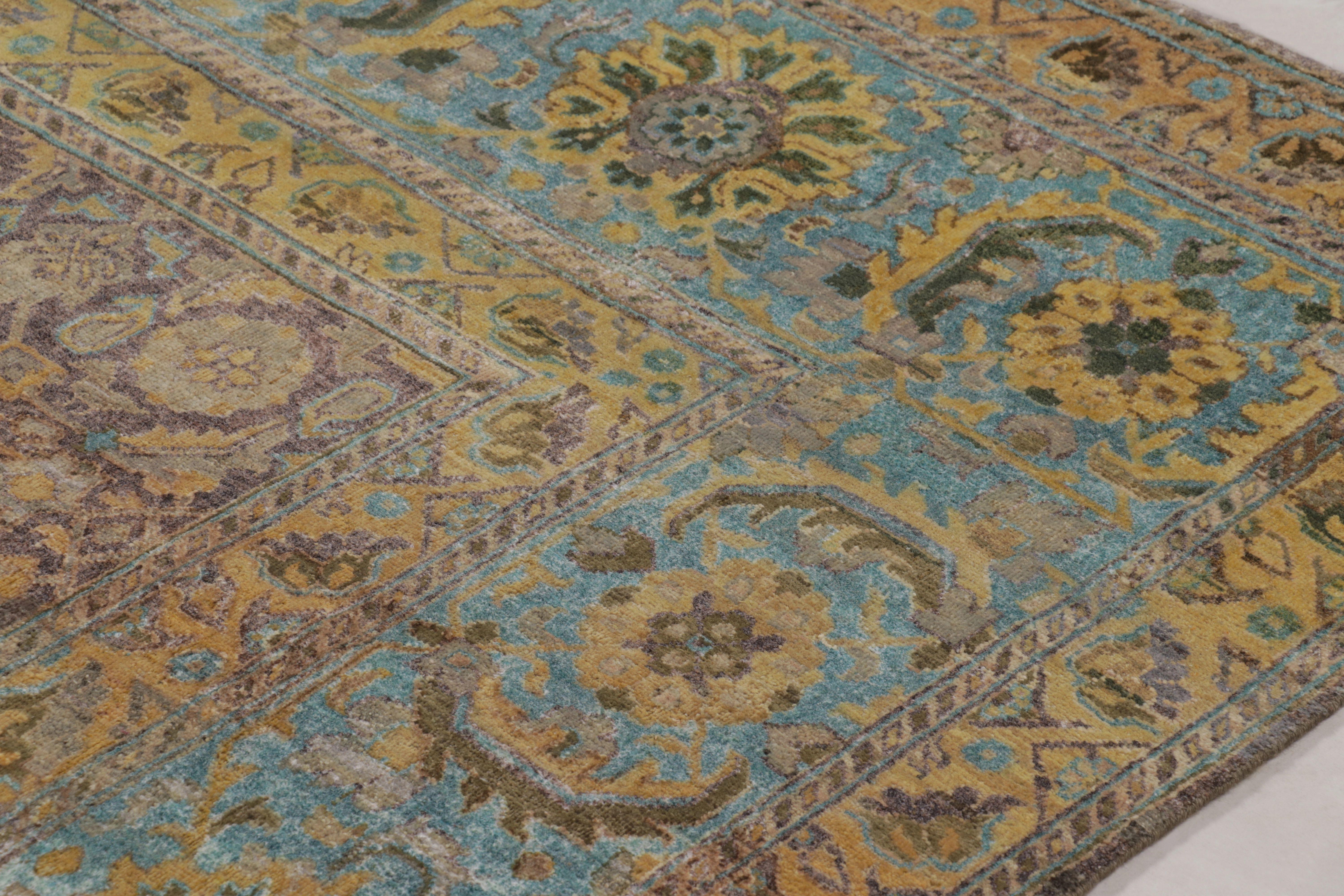 Ce magnifique tapis 8 x 12 de la Collection Modern Classics de Rug & Kilim, entièrement noué à la main en soie lumineuse, présente un motif classique dense et omniprésent dans un champ complexe de mauve et de brun antique. Le motif est encadré de