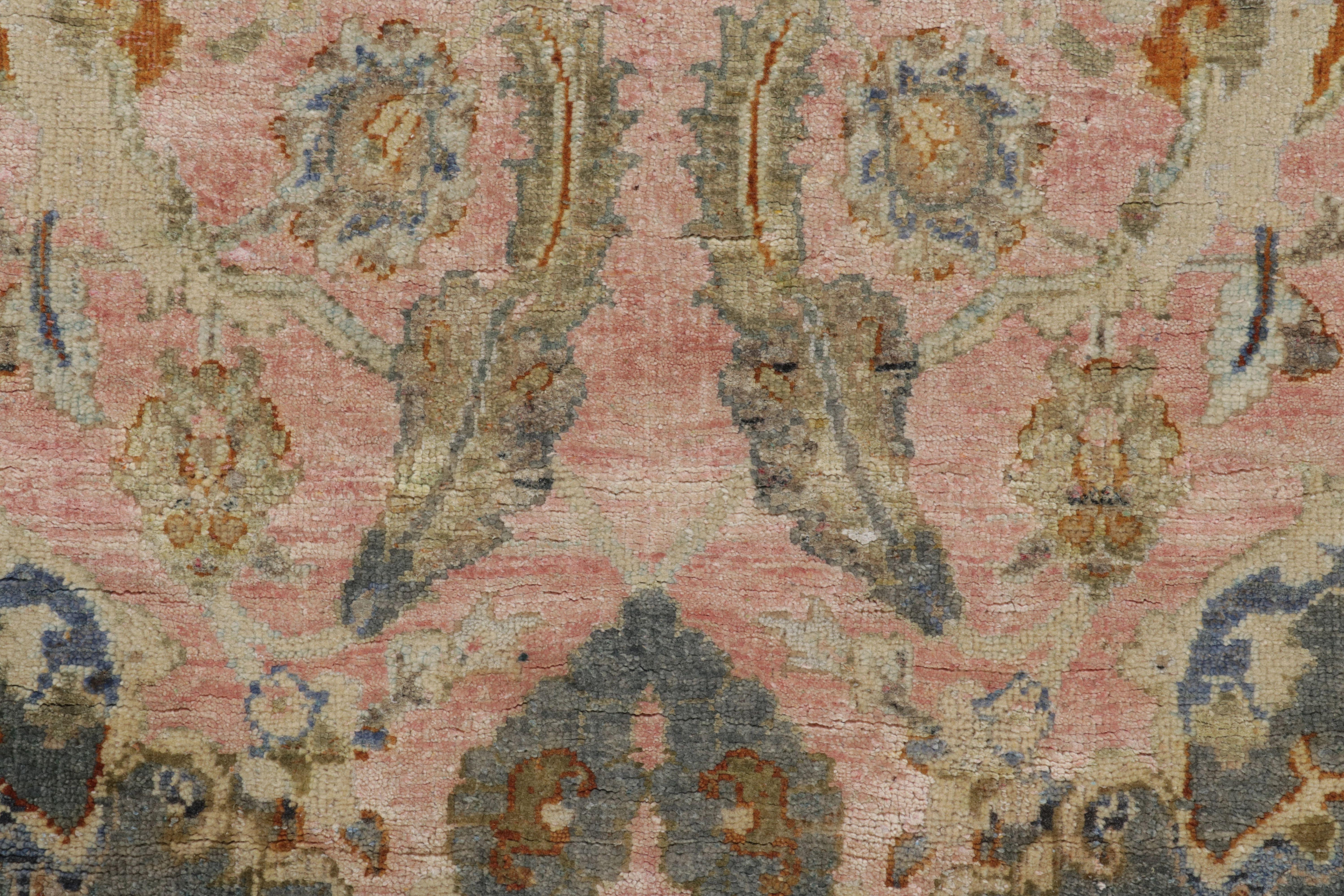  Dieser prächtige Teppich (5x6) aus der Modern Classics Collection'S von Rug & Kilim ist ein königlicher, luxuriöser zeitgenössischer Teppich, handgeknüpft aus einer Mischung aus Wolle und leuchtender Seide. Das Design zeigt ein komplexes