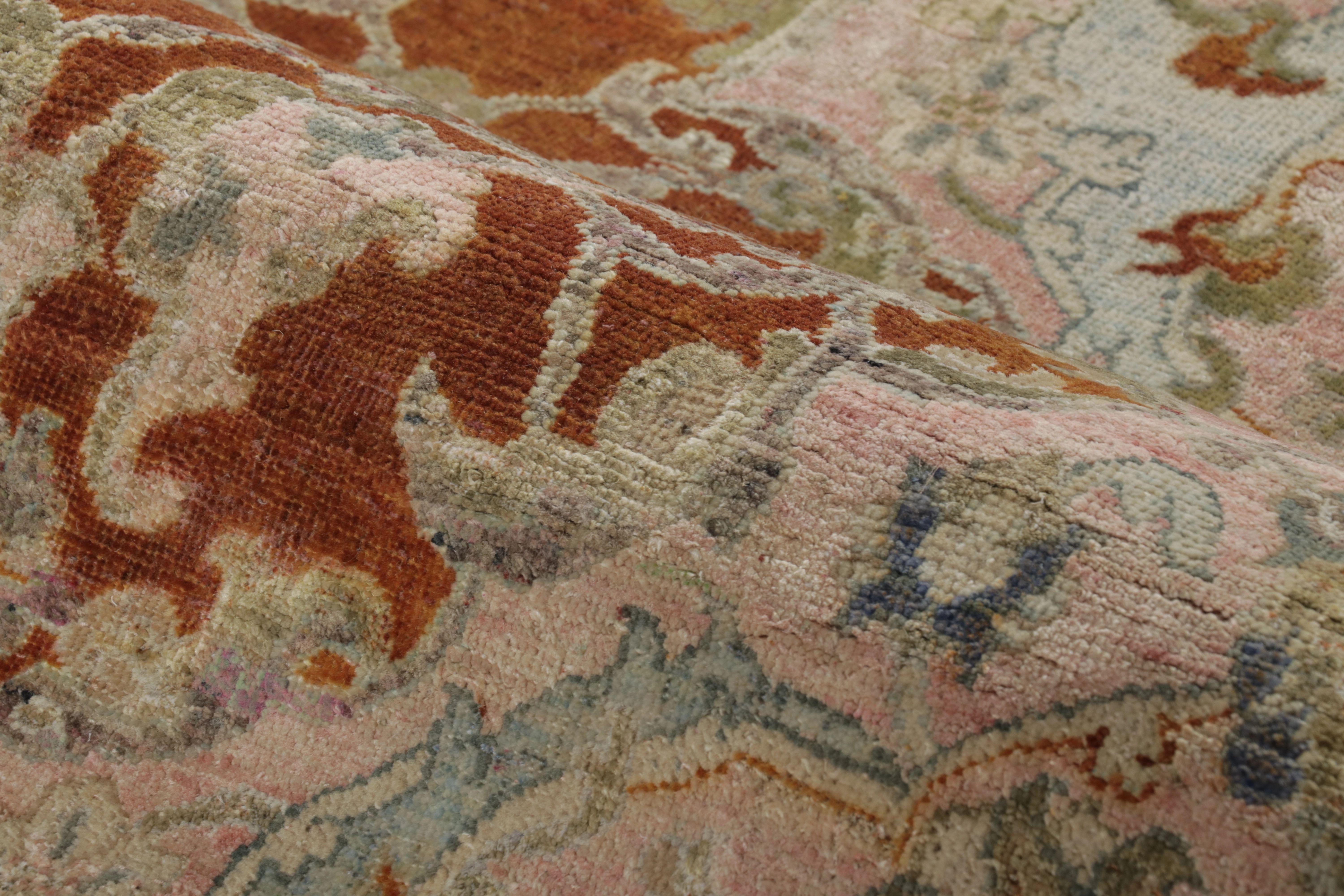 Rug & Kilim's Modern Classics Teppich in verspieltem Rosa, traditionelles Medaillon-Muster (21. Jahrhundert und zeitgenössisch) im Angebot