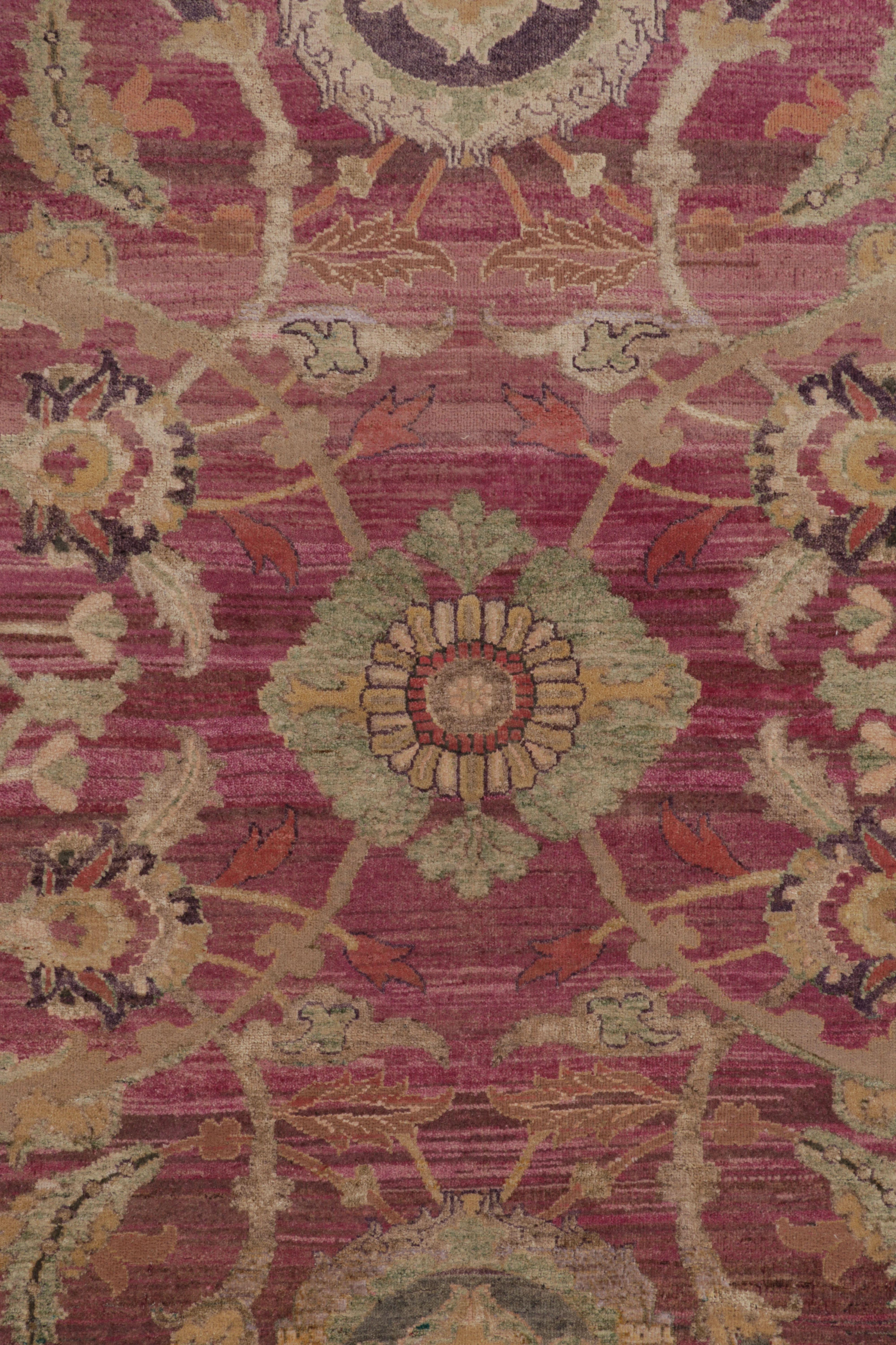 Rug & Kilim's Modern Classics Teppich in weichem Fuschia und Gold Traditionelles Medaillon (Moderne) im Angebot