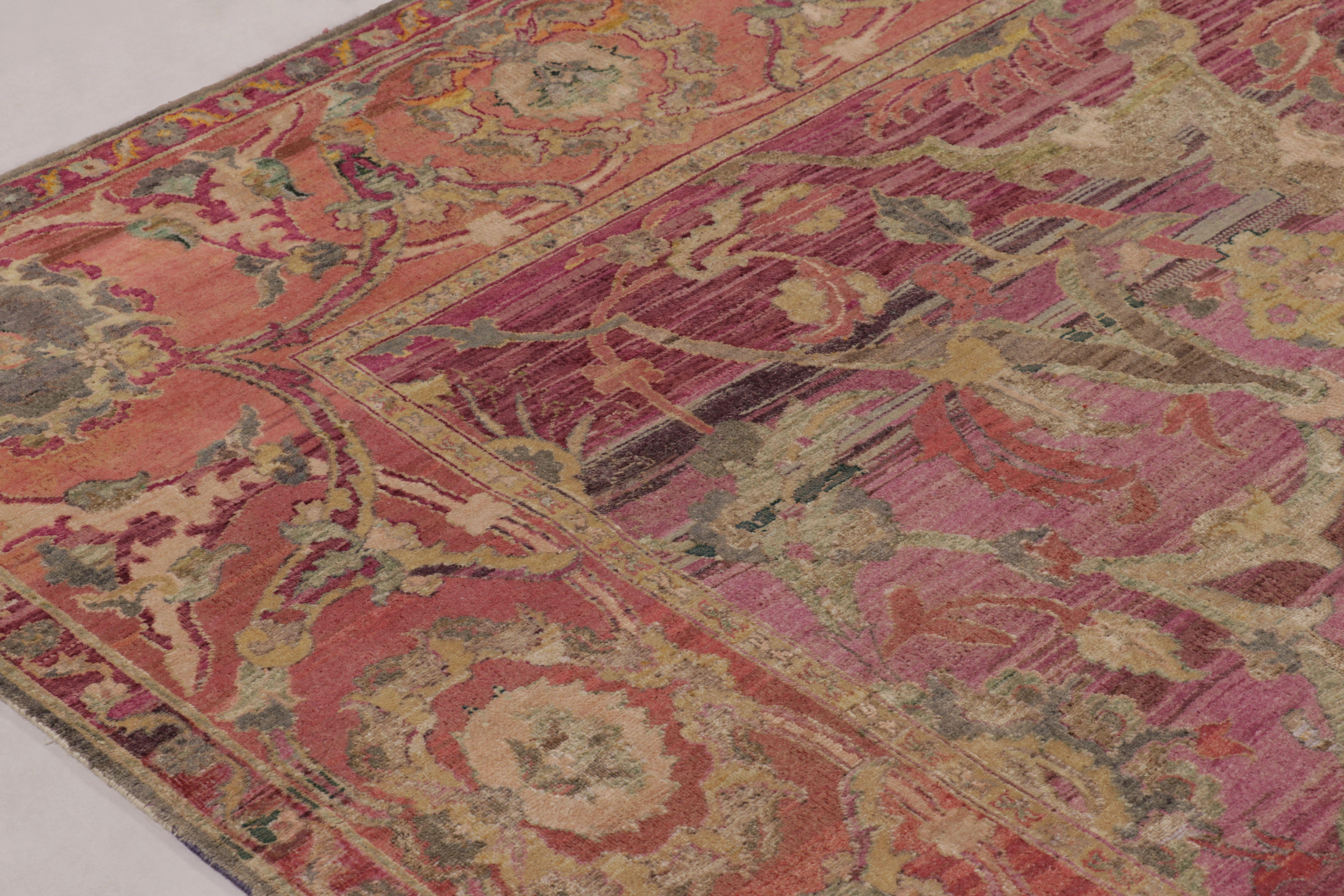 Rug & Kilim's Modern Classics Teppich in weichem Fuschia und Gold Traditionelles Medaillon (Handgeknüpft) im Angebot