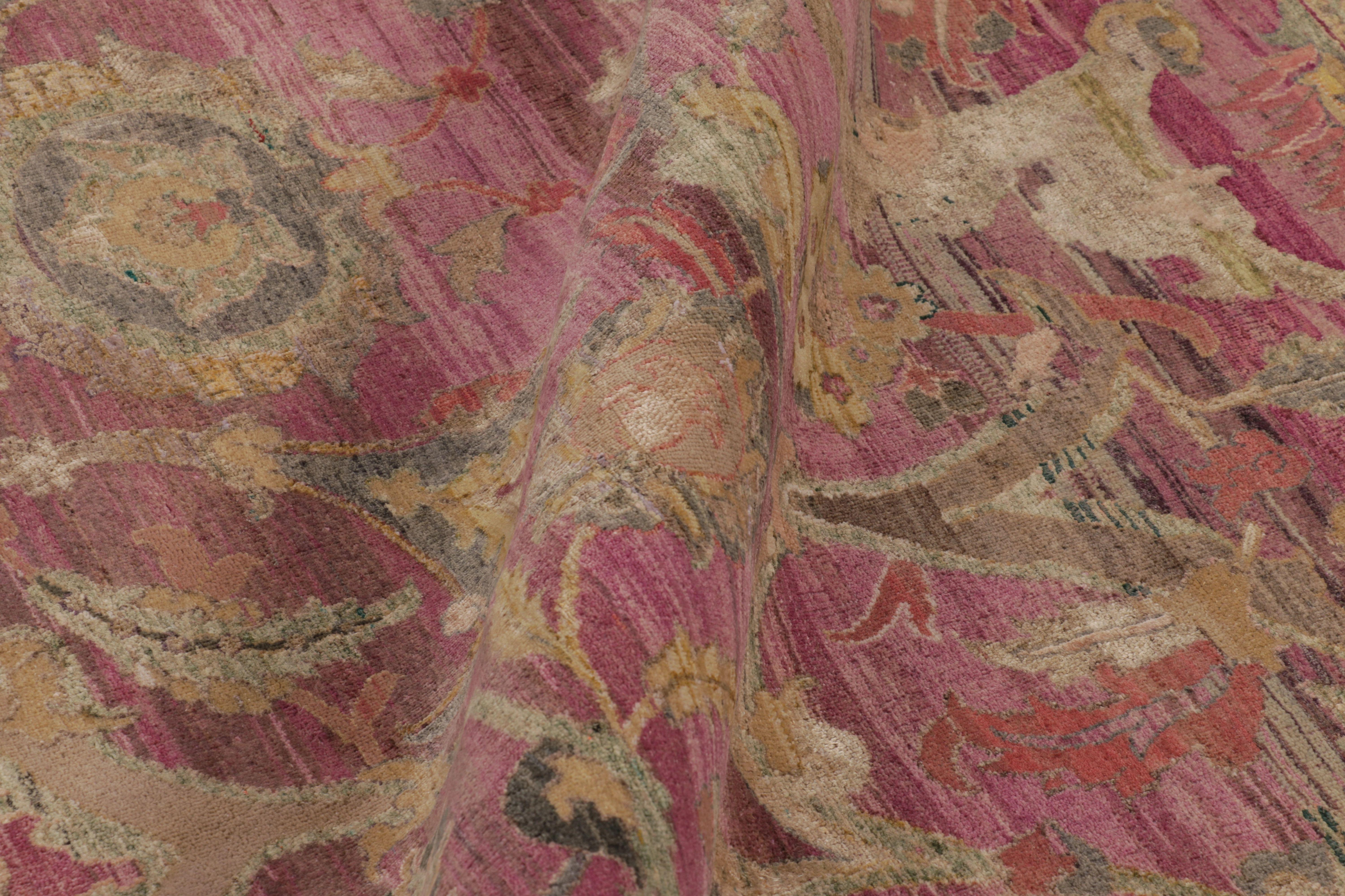 Rug & Kilim's Modern Classics Teppich in weichem Fuschia und Gold Traditionelles Medaillon (21. Jahrhundert und zeitgenössisch) im Angebot