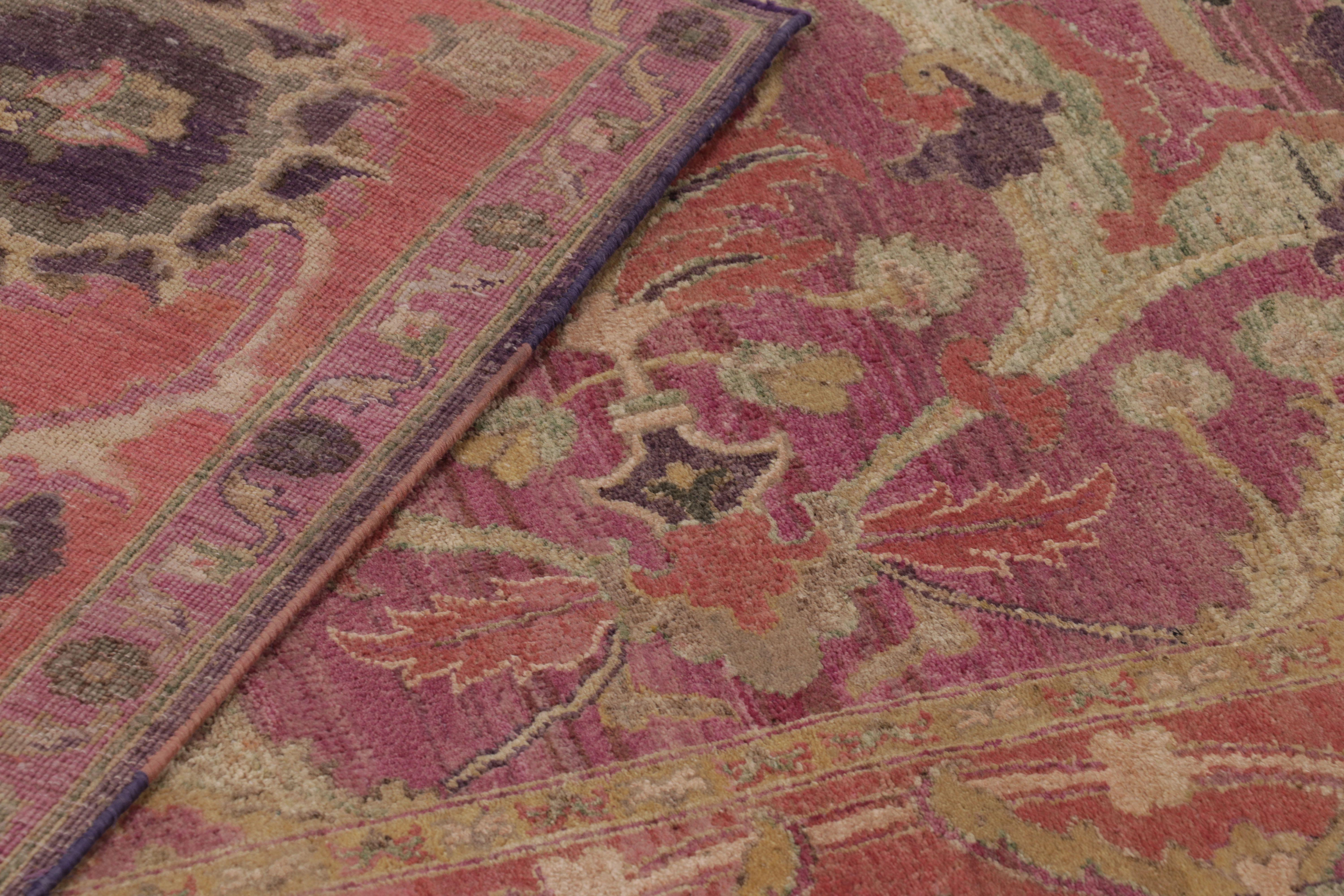 Rug & Kilim's Modern Classics Teppich in weichem Fuschia und Gold Traditionelles Medaillon (Wolle) im Angebot