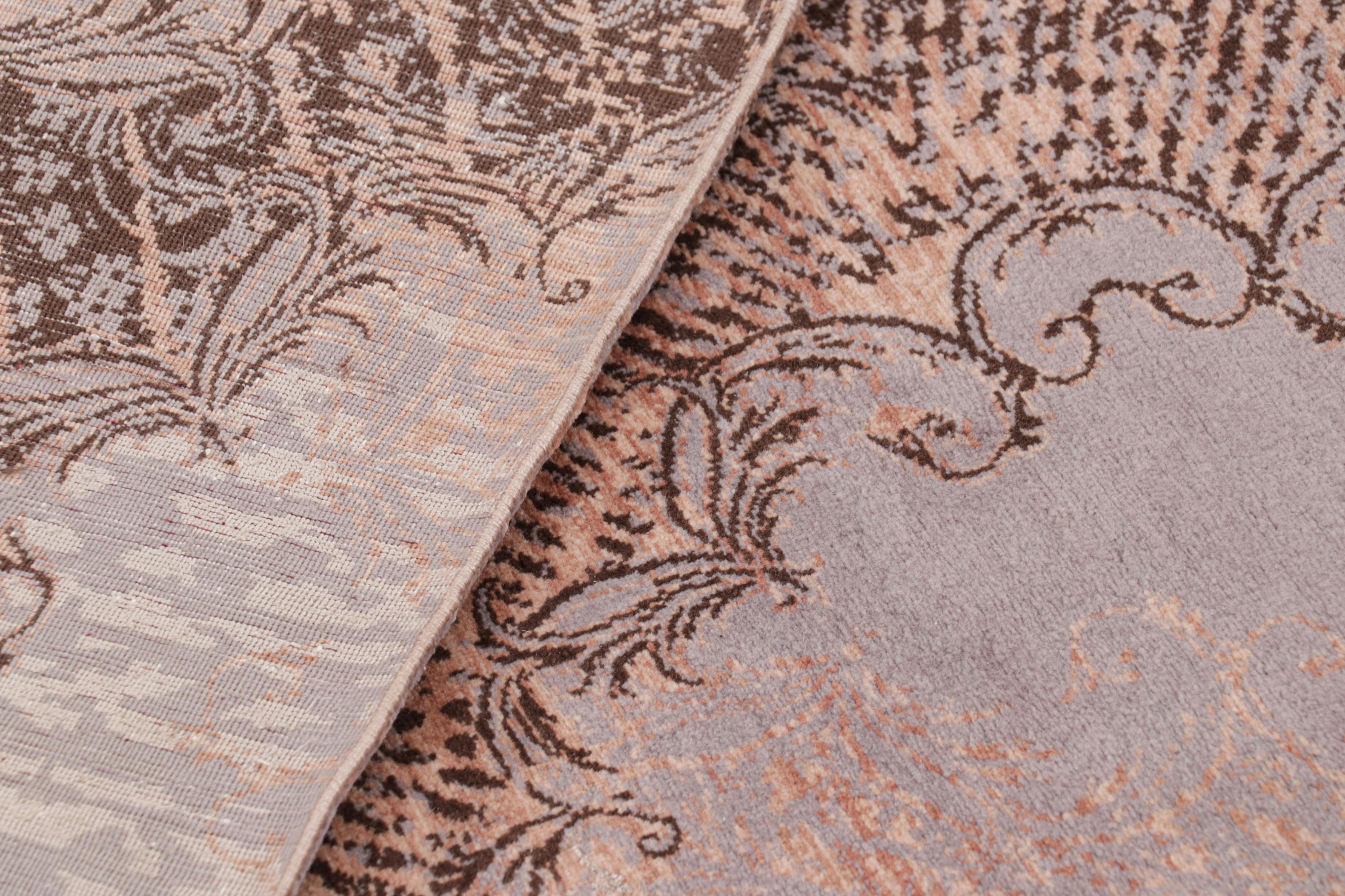 XXI secolo e contemporaneo Tappeto Modern Classics di Rug & Kilim, medaglioni color malva con tralicci rosa 